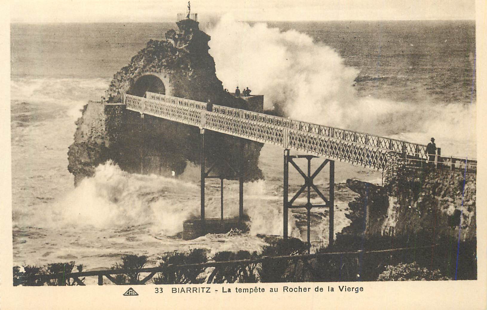 Biarritz - La tempête au Rocher de la Vierge — éditeur ARA, n° 33