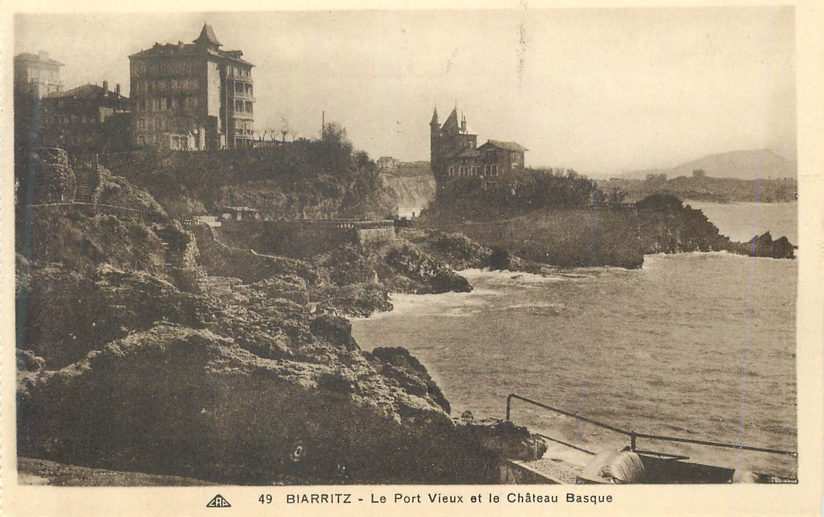 CPA Biarritz Le Port Vieux et le Chateau Basque