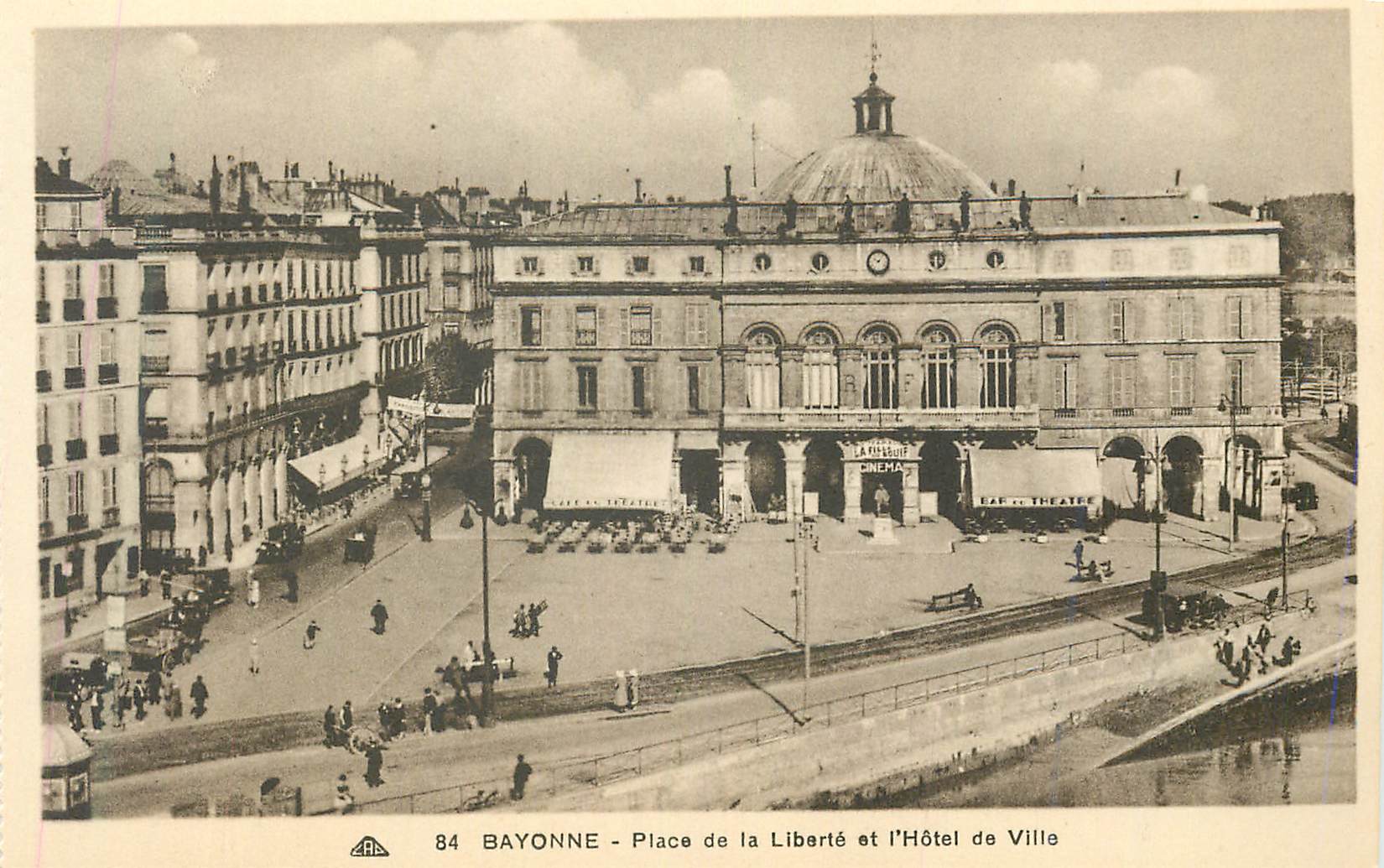 CPA Bayonne Place de la Liberte et l'Hotel de Ville