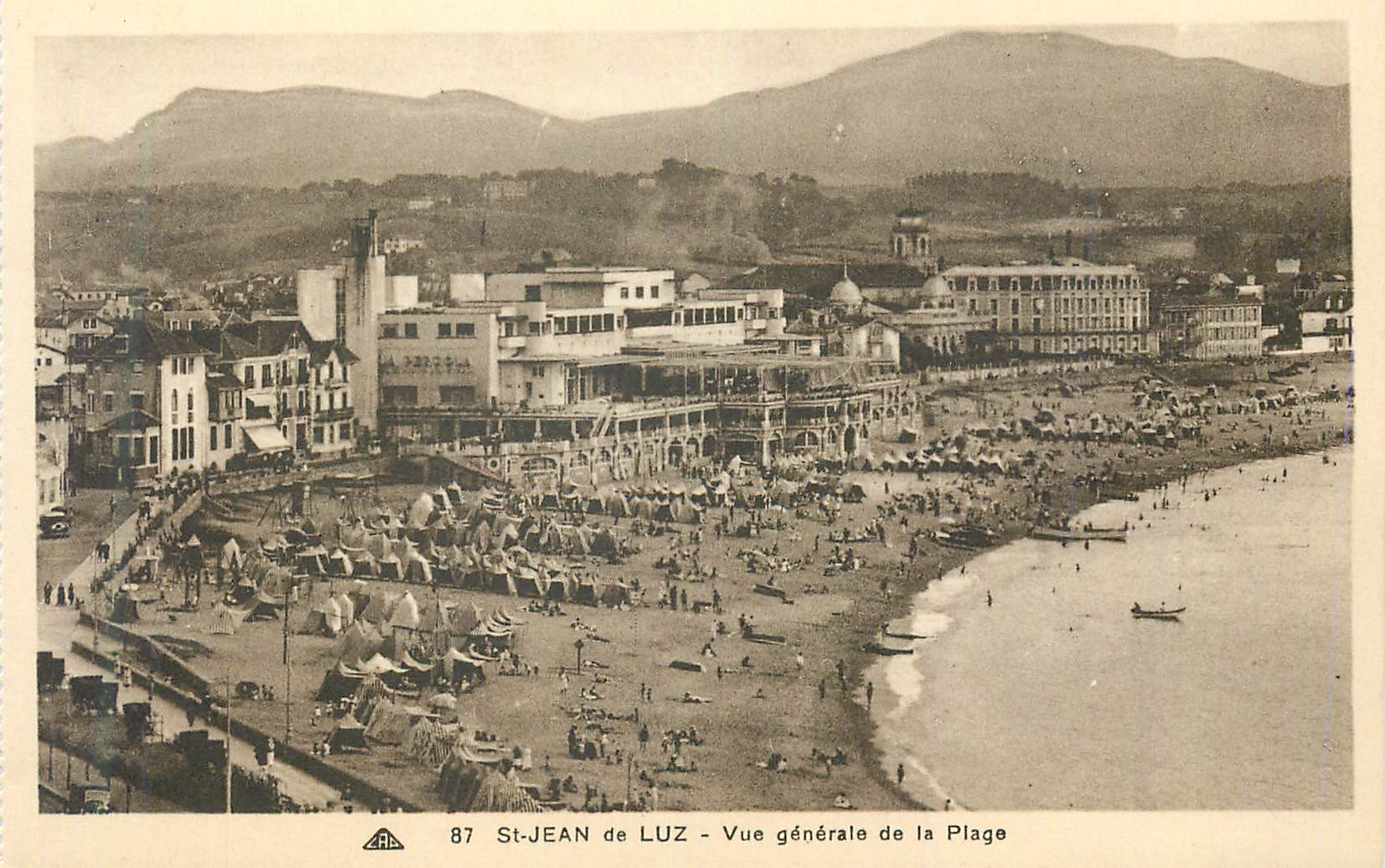 CPA St Jean de Luz Vue generale de la Plage