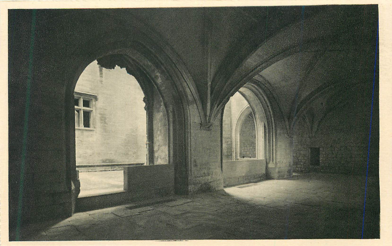 Cour intérieure d'un bâtiment historique — éditeur non identifiable