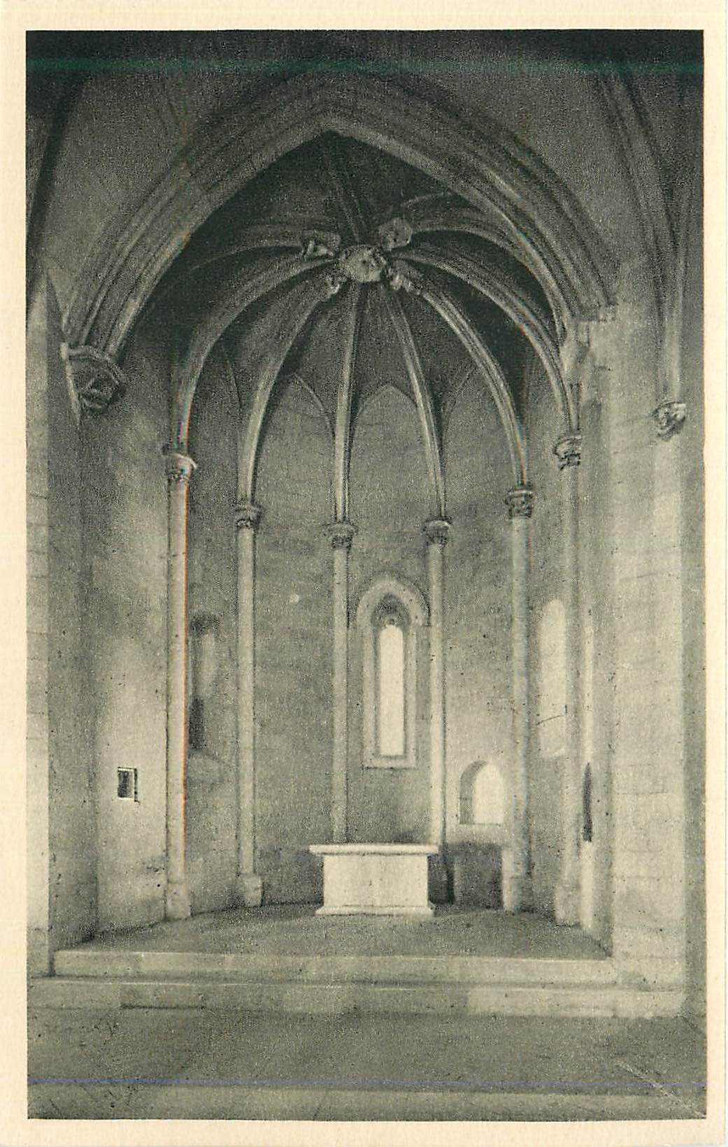 Intérieur d'une chapelle gothique — voûte à croisées d'ogives — éditeur non visible