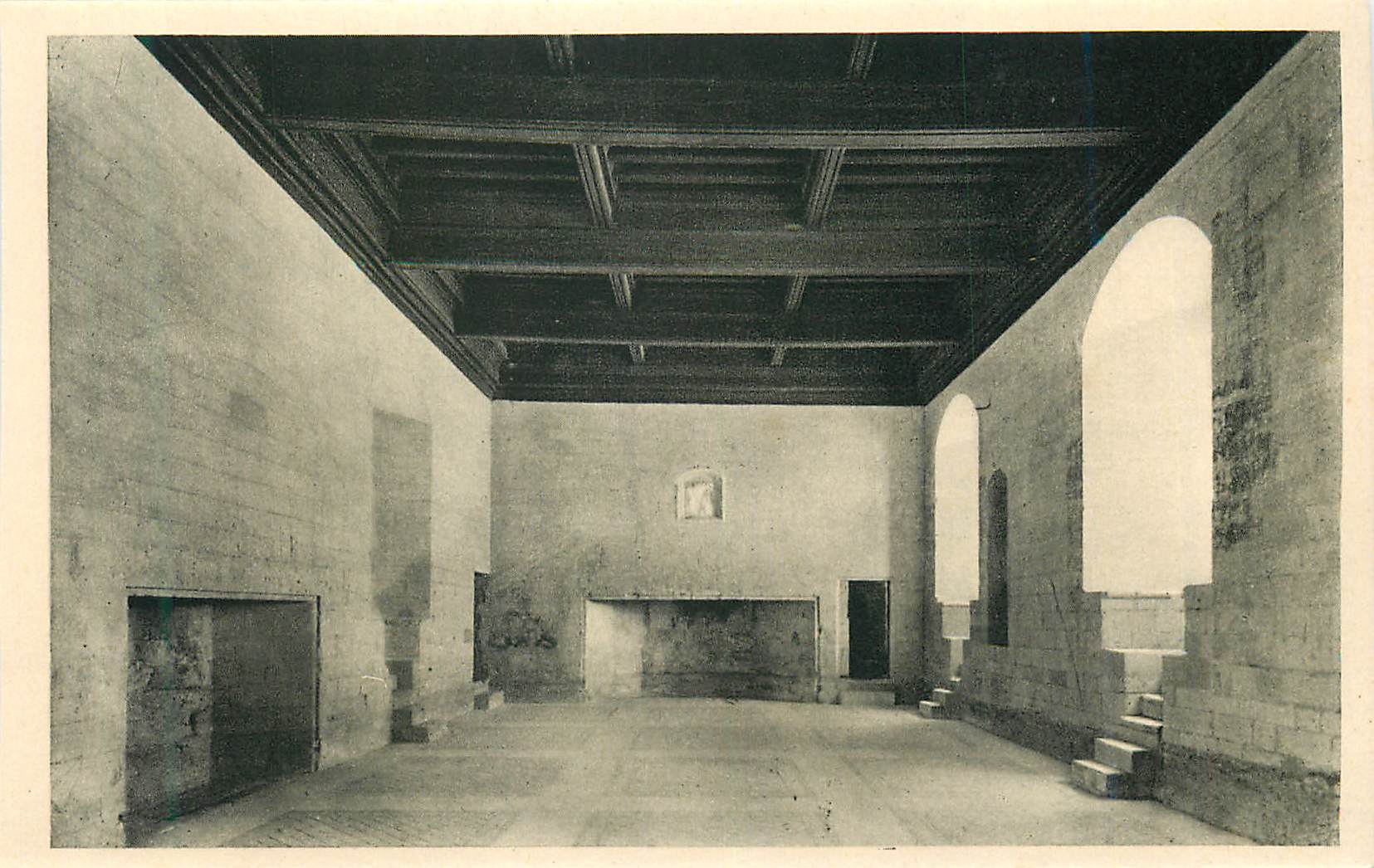 Intérieur d'un bâtiment historique — plafond à caissons — éditeur non identifiable