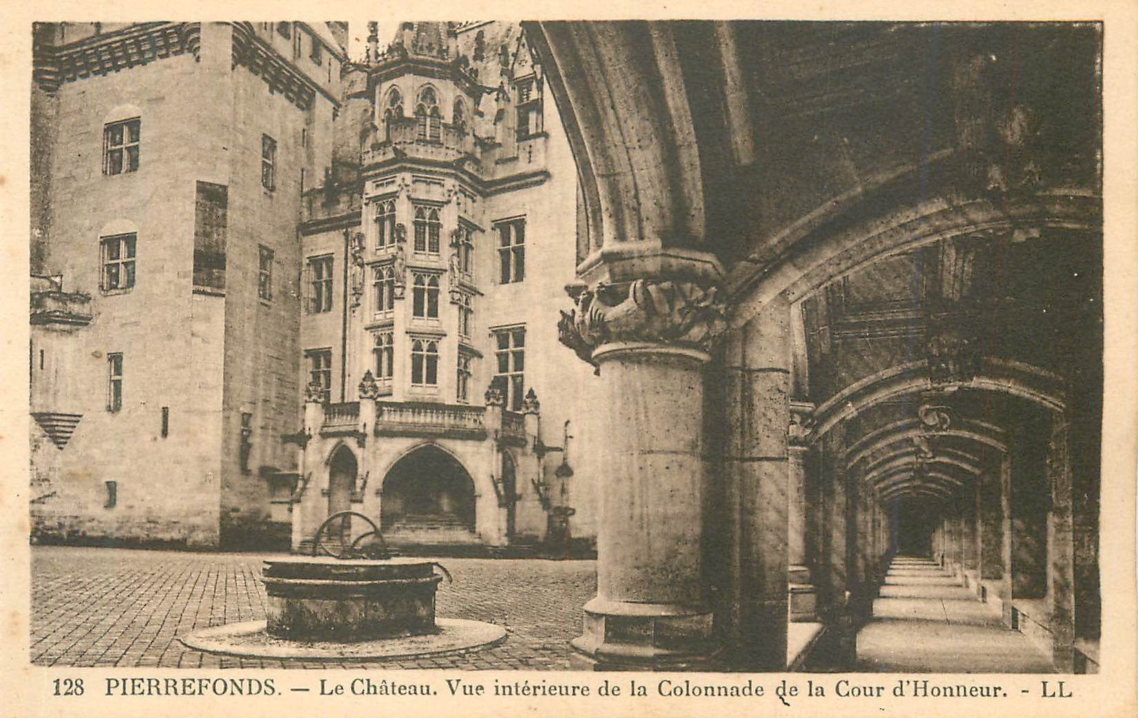 PierreFonds — Le Château. Vue intérieure de la Colonnade de la Cour d'Honneur. - LL