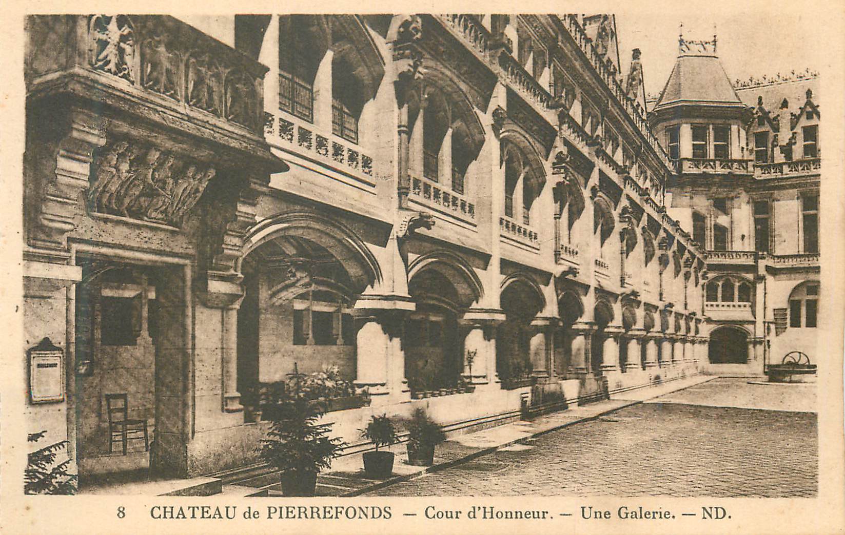 Château de Pierrefonds — Cour d'Honneur — Une Galerie — ND.