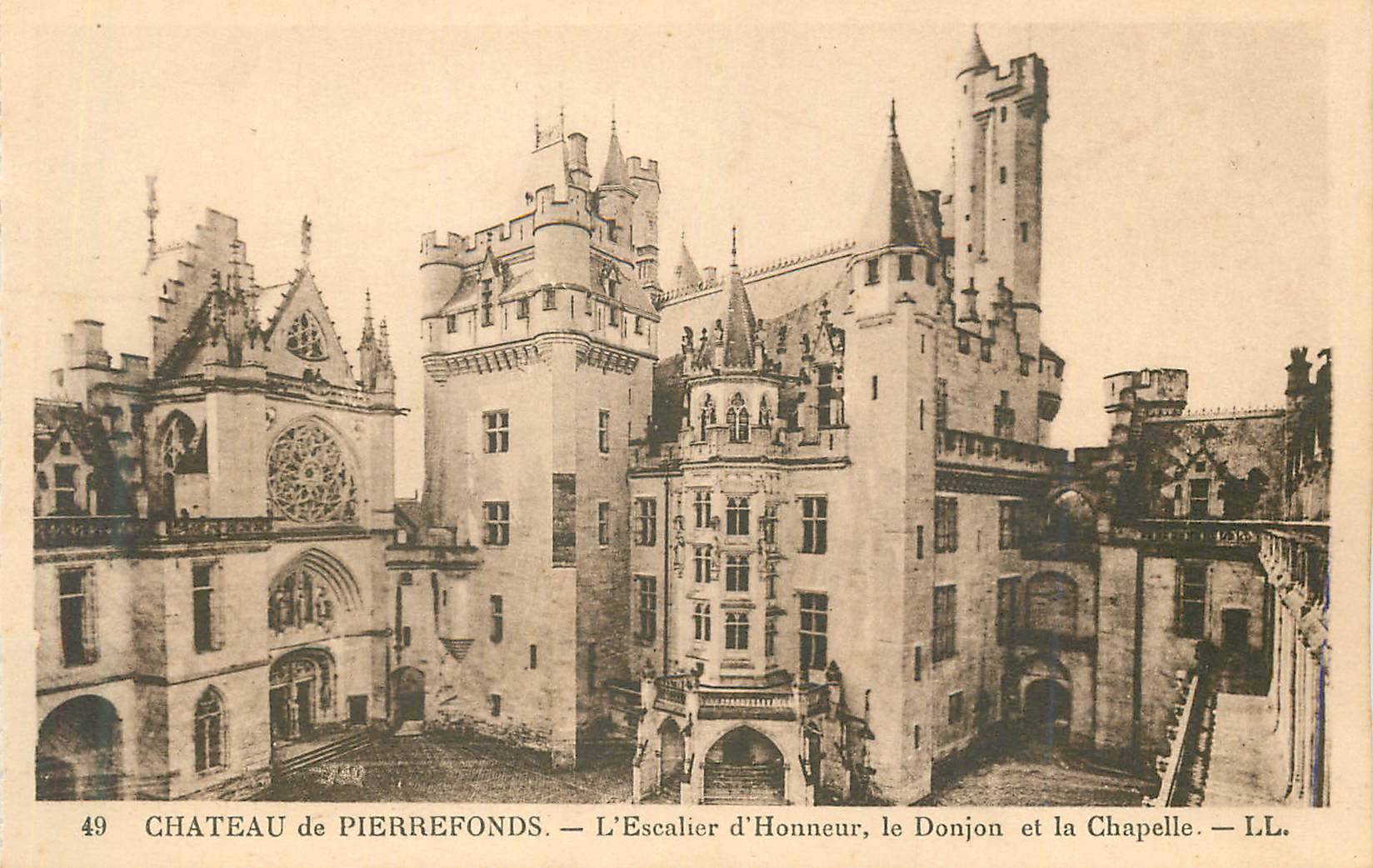 Château de Pierrefonds — L'Escalier d'Honneur, le Donjon et la Chapelle — LL.