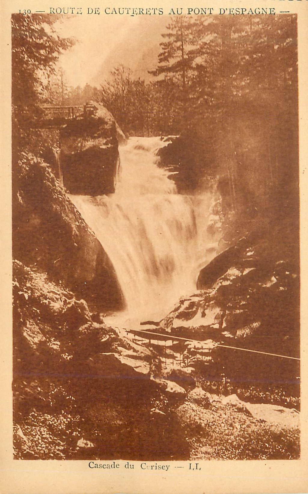 CPA Cascade du Corisey Route de Cauterets au Pont d'Espagne