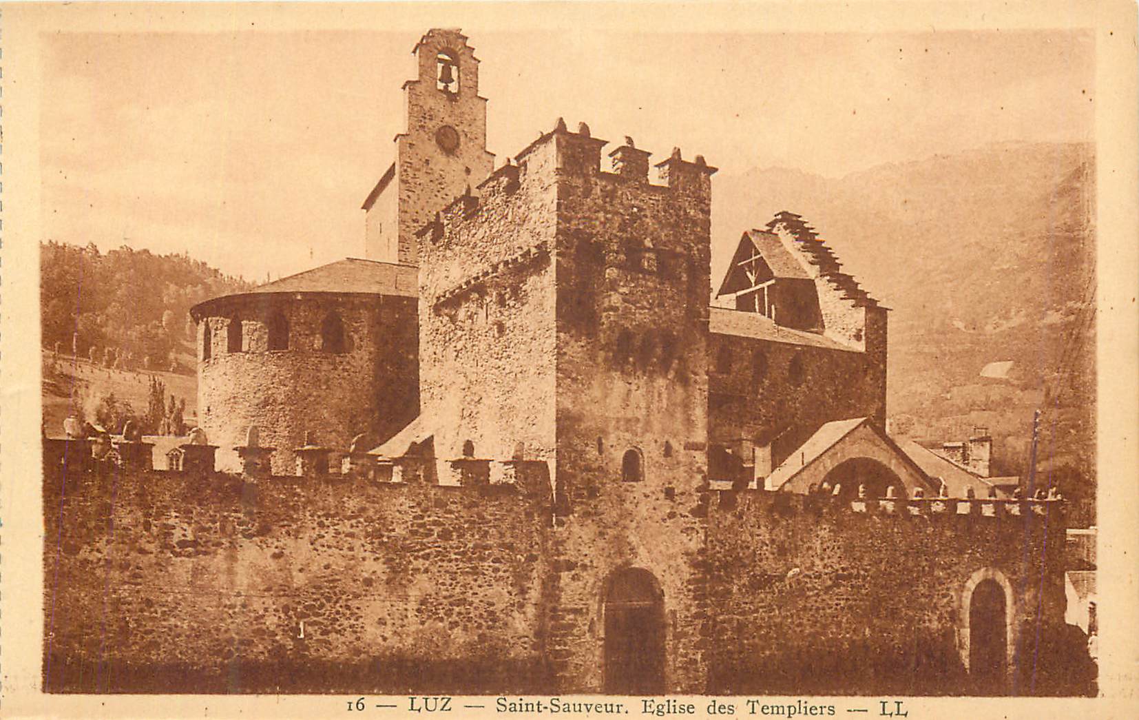 CPA Luz Saint Sauveur Eglise des Templiers