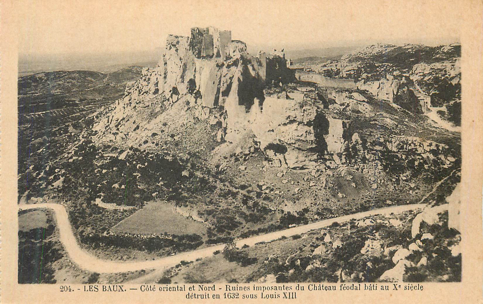 Les Baux — Côté oriental et Nord — Ruines imposantes du château féodal