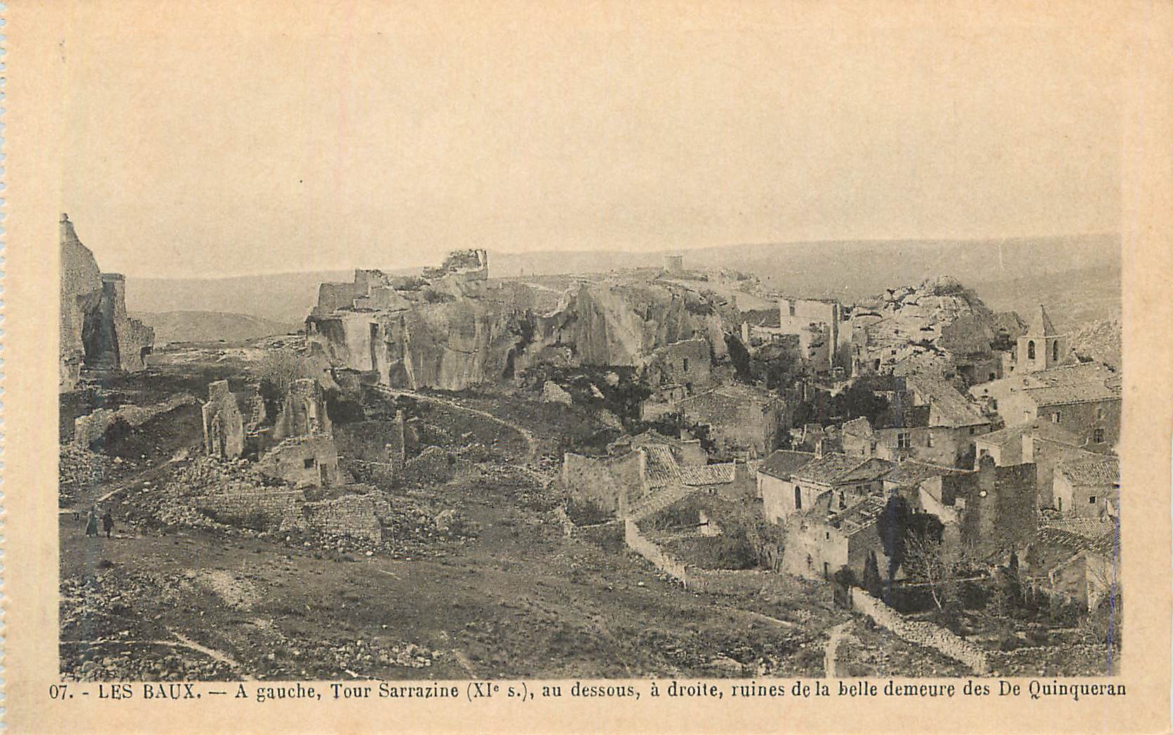 Les Baux — Tour Sarrazine (XIe s.) et ruines de la demeure des De Quinqueran