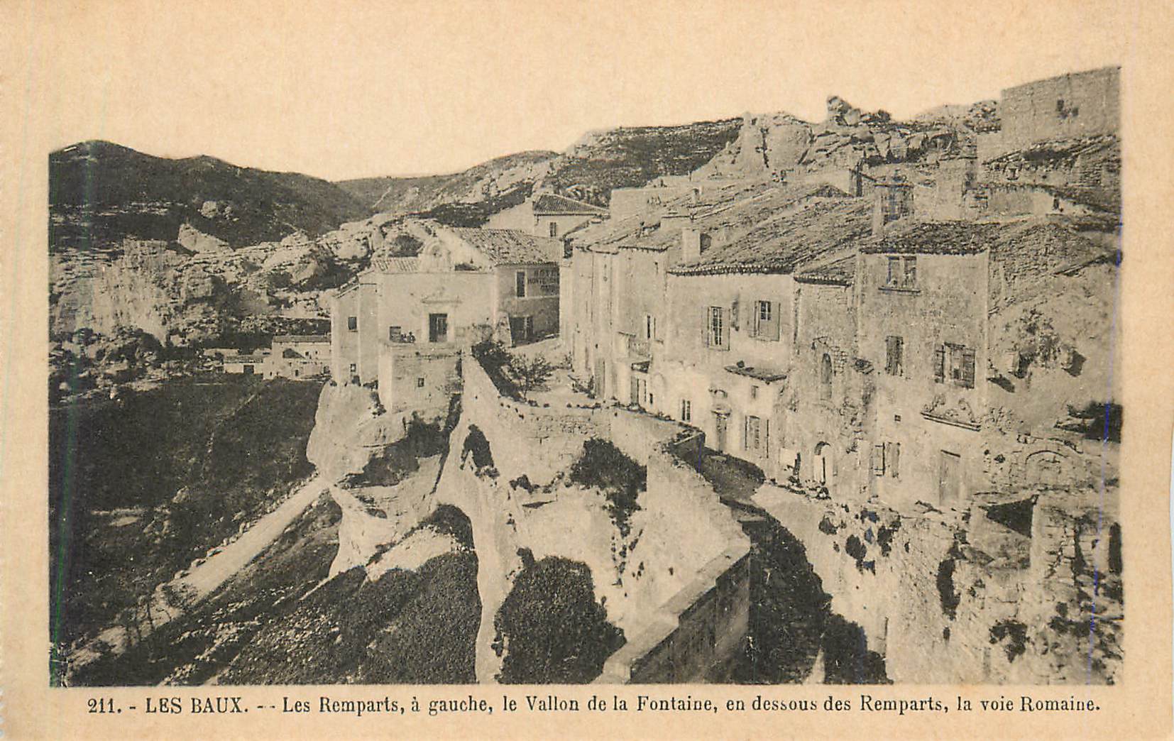 Les Baux - Les Remparts, le Vallon de la Fontaine, en dessous des Remparts, la voie Romaine
