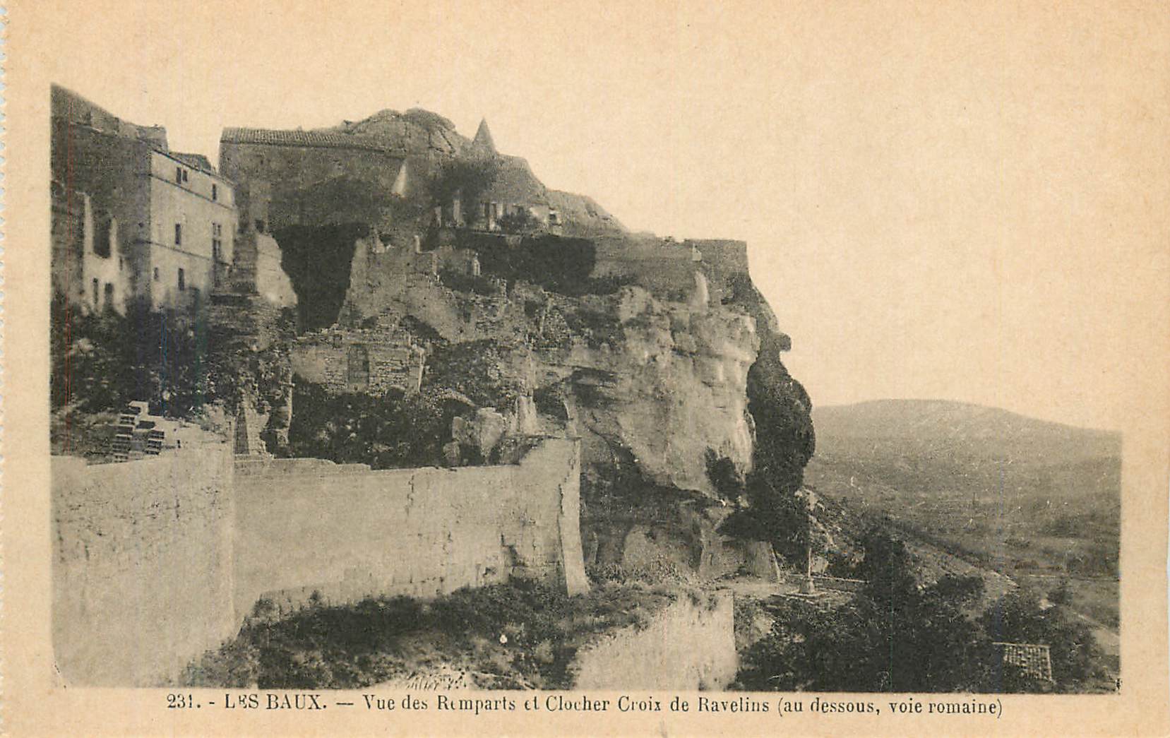 Les Baux — Ansicht der Rumparts und Glockenturm der Croix de Ravelins (unterhalb, römische Straße)