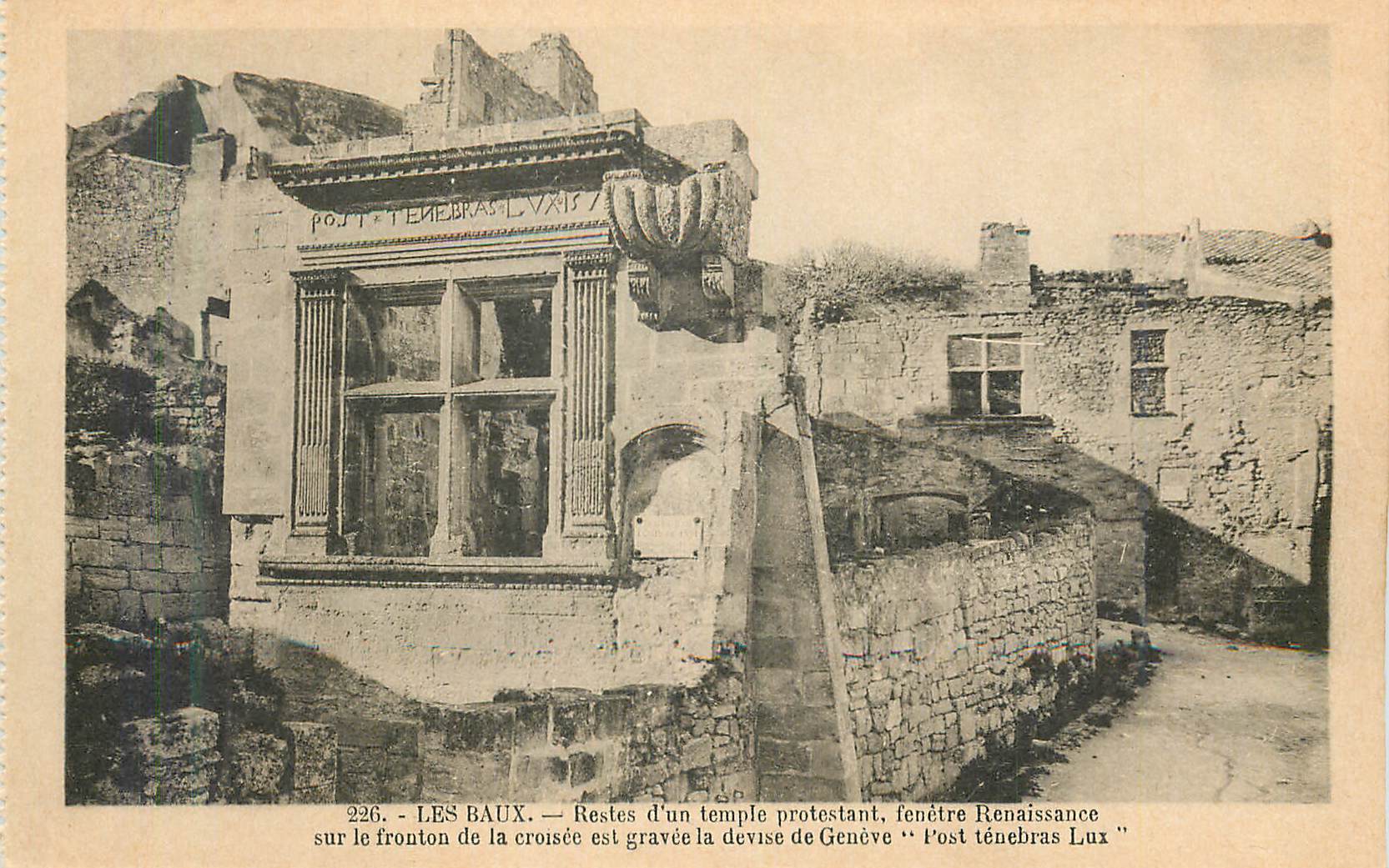 Les Baux — Reste eines protestantischen Tempels, Renaissancefenster auf dem Gesims mit der Genfer Devise « Post tenebras lux »