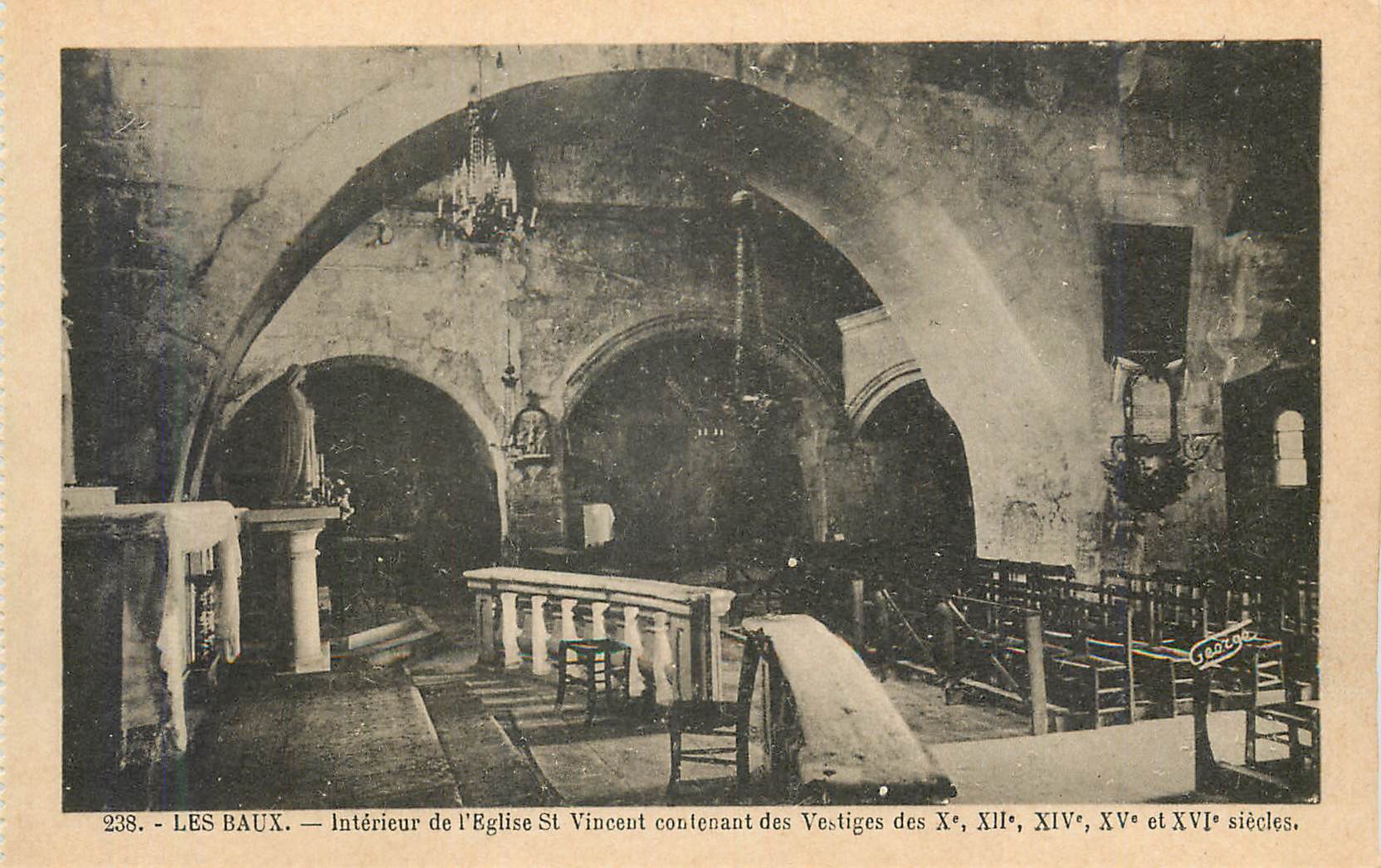 Les Baux — Innenansicht der Kirche Saint-Vincent mit Resten aus dem 10., 12., 14. und 16. Jahrhundert