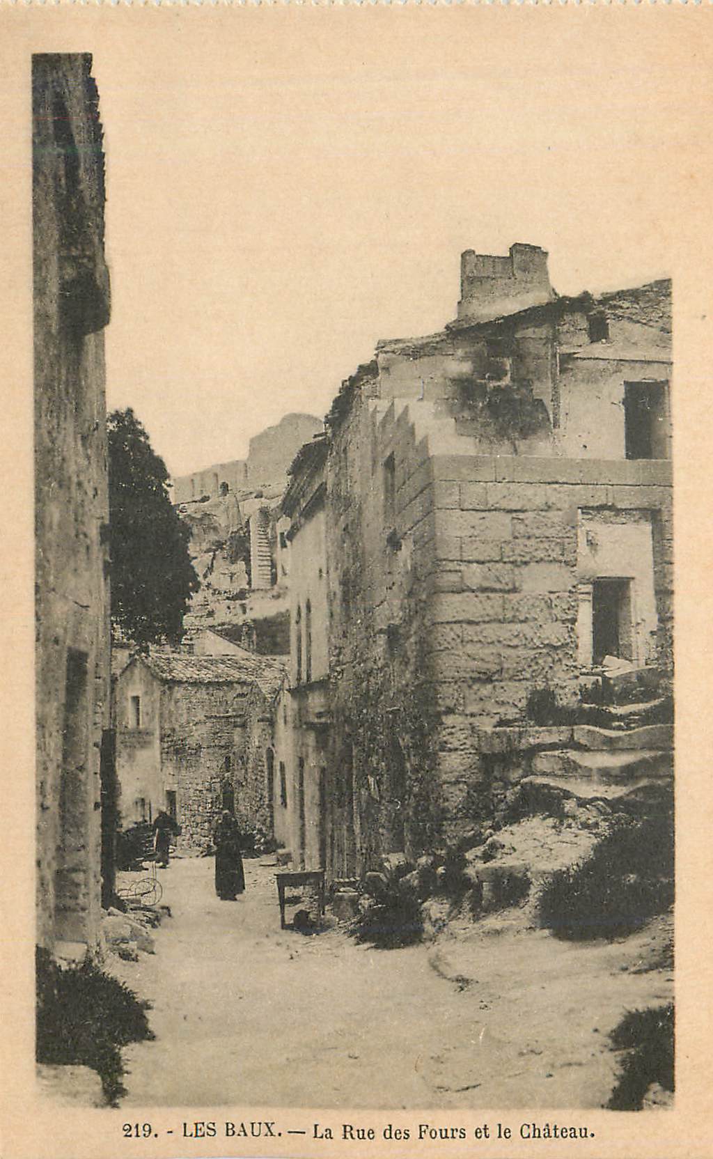 Les Baux — La Rue des Fours et le Château — Éditeur non identifié, n° de série 219