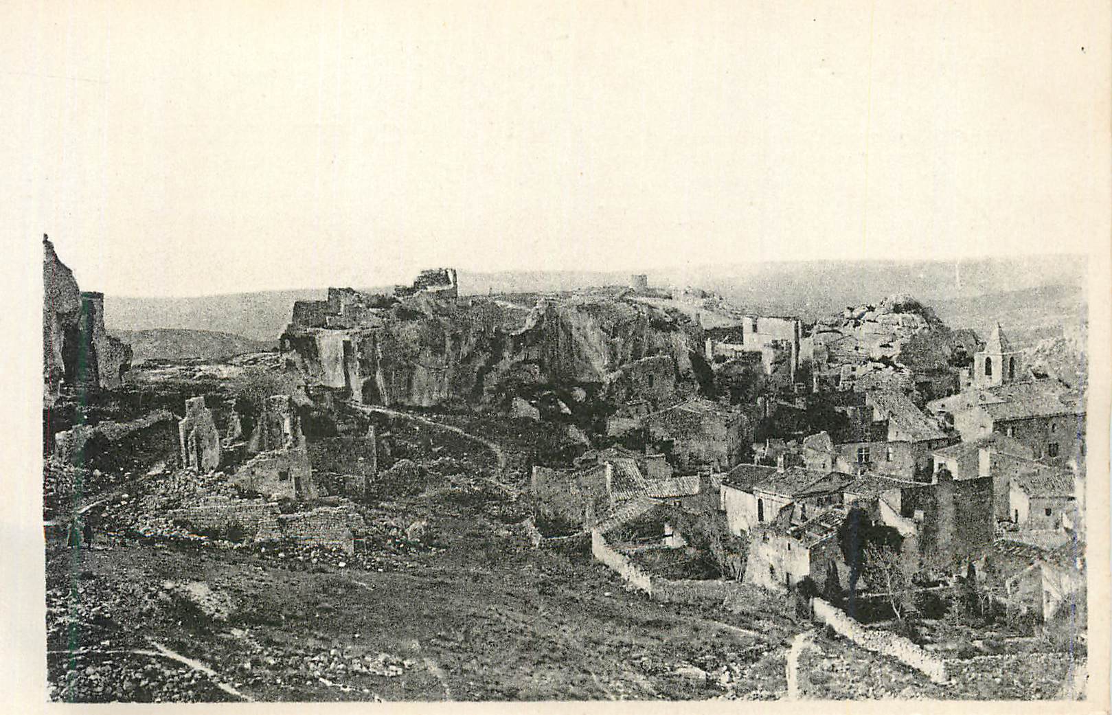 Village ruiné en montagne — vue panoramique — éditeur non identifiable