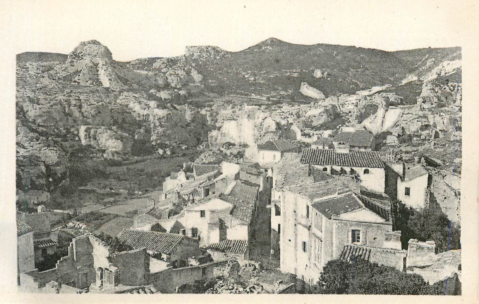 Village perché dans les gorges — vue panoramique — éditeur non identifié
