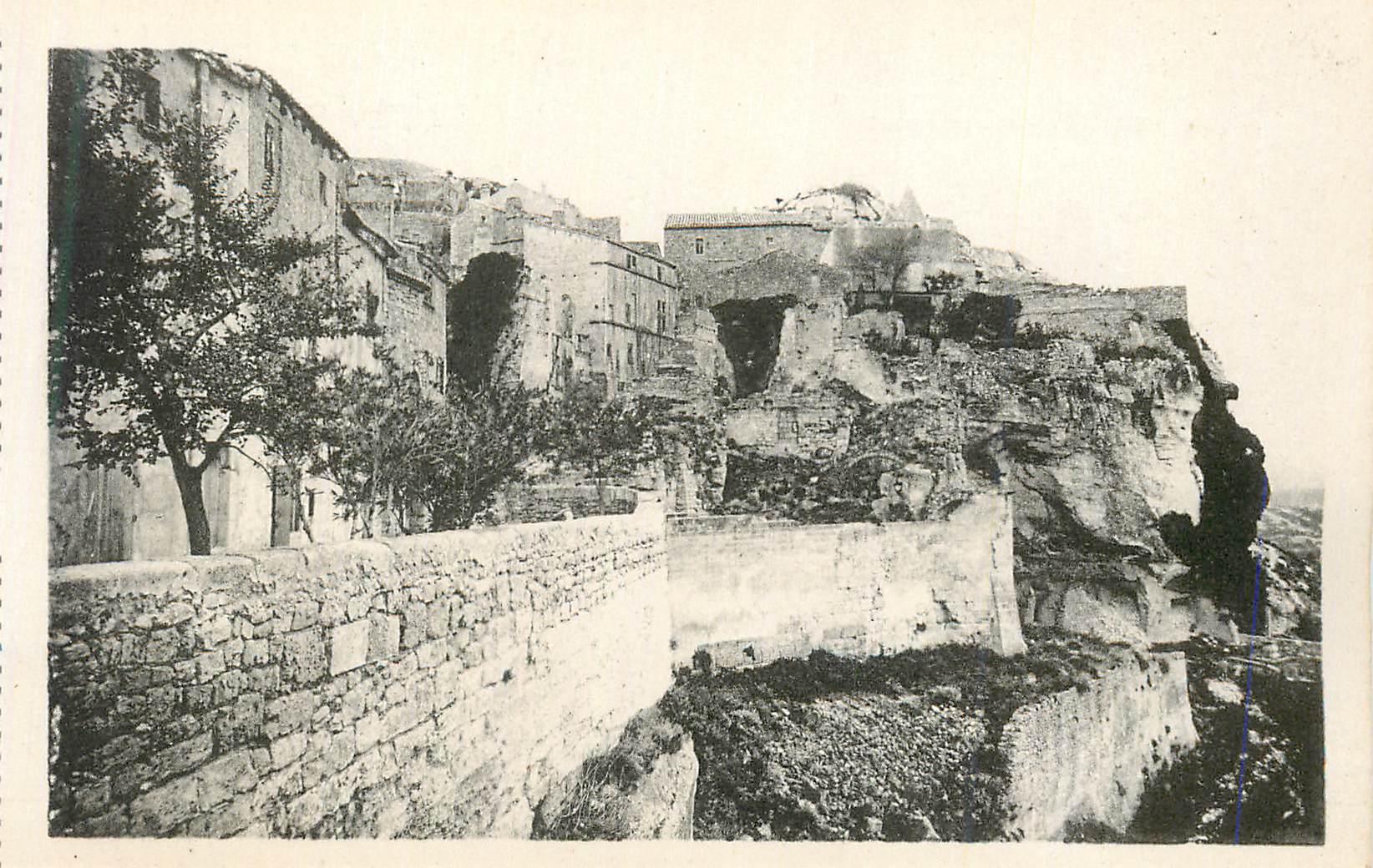 Village perché en ruine — vue panoramique — éditeur non identifiable
