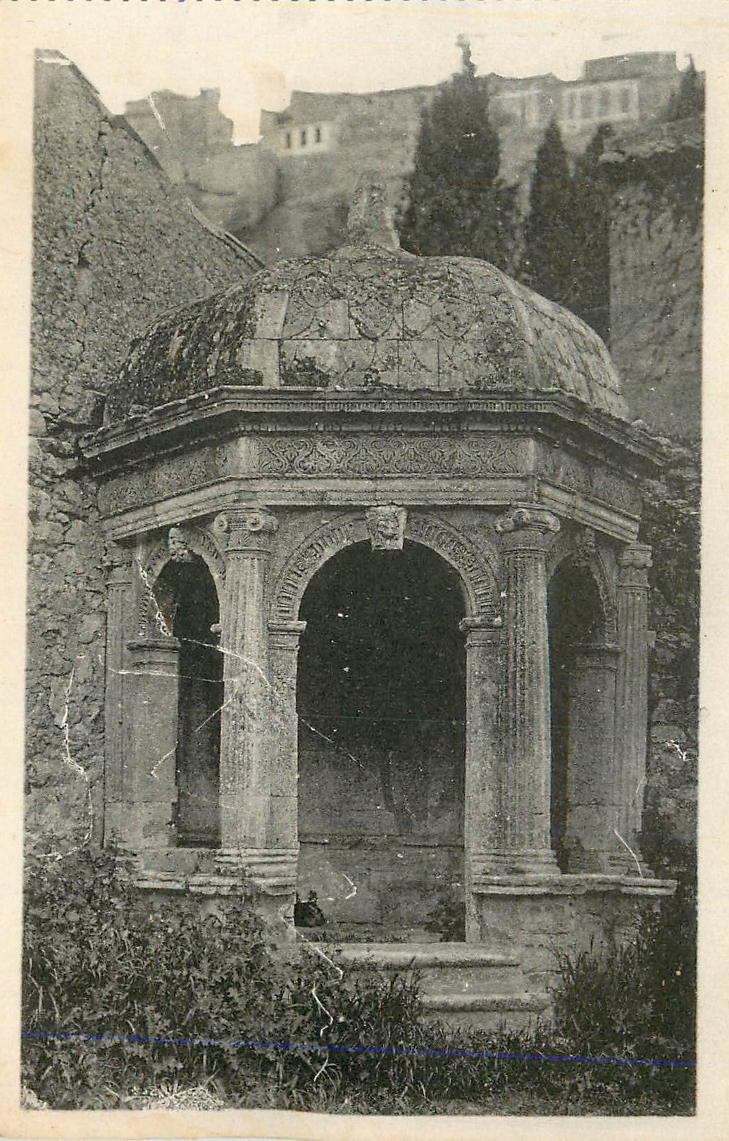 Fontaine à dôme orné — Ruines de la ville — Éditeur non identifiable