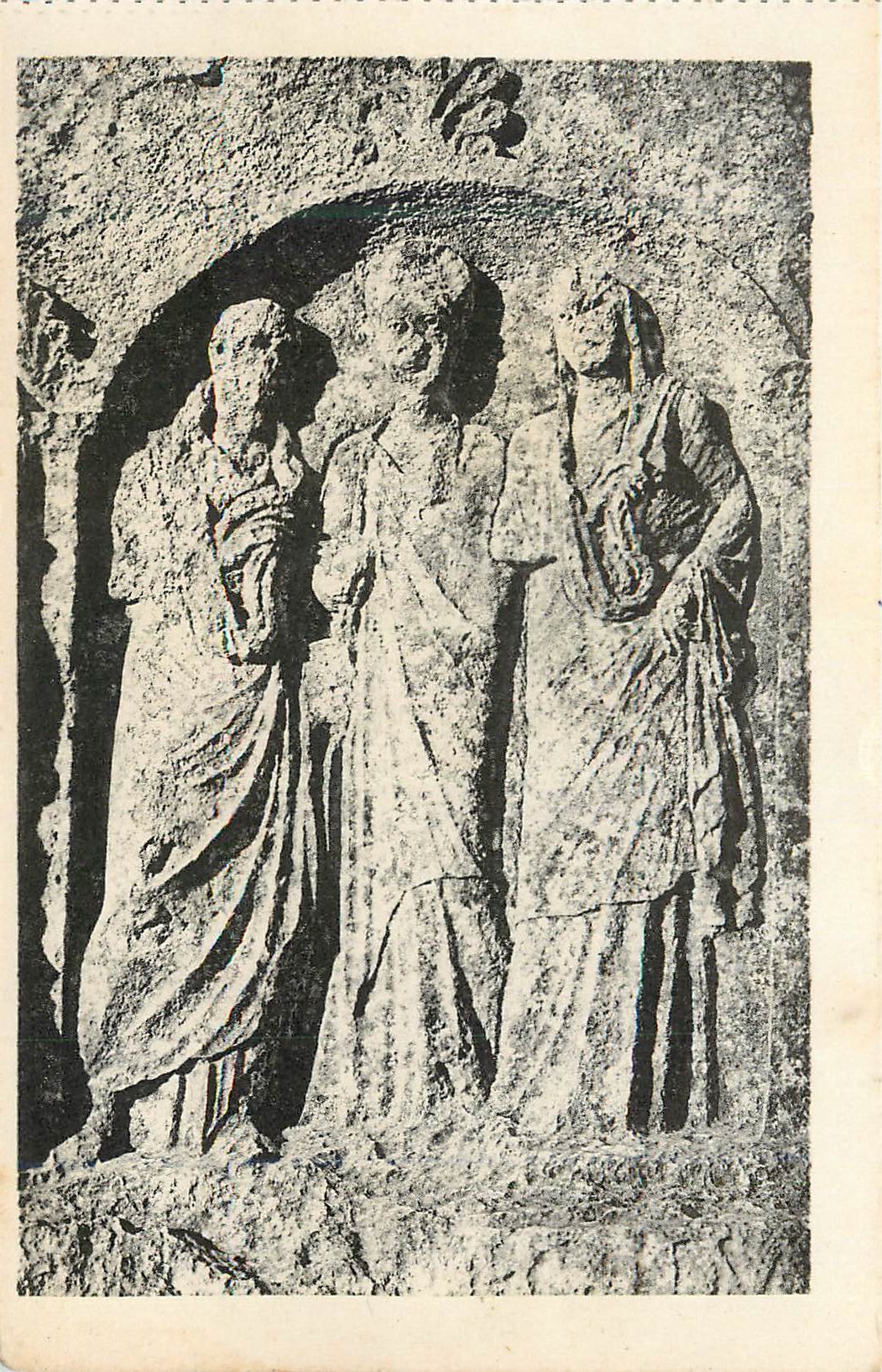 Geschnitzte Reliefs — drei Figuren in einem Bogen — Verleger nicht sichtbar