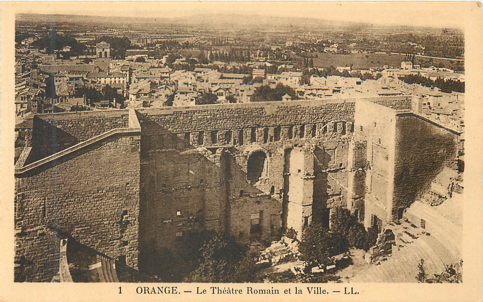 CPA Orange Le Theatre Romain et la Ville