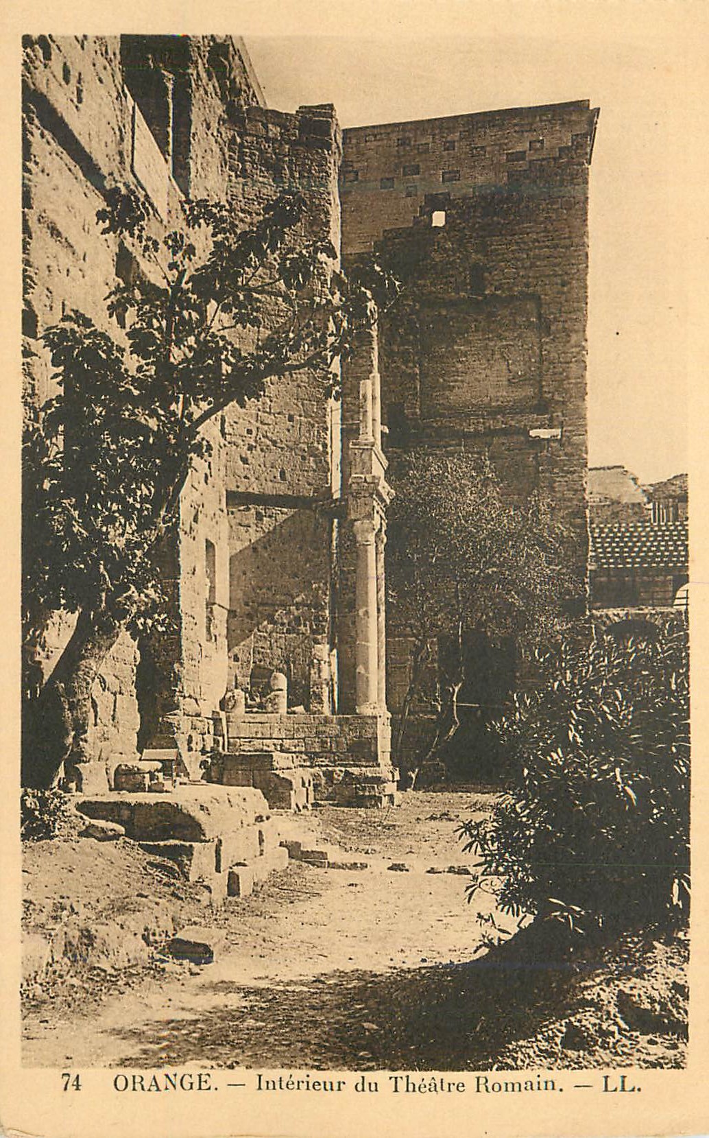 OranGE — Intérieur du Théâtre Romain — LL.