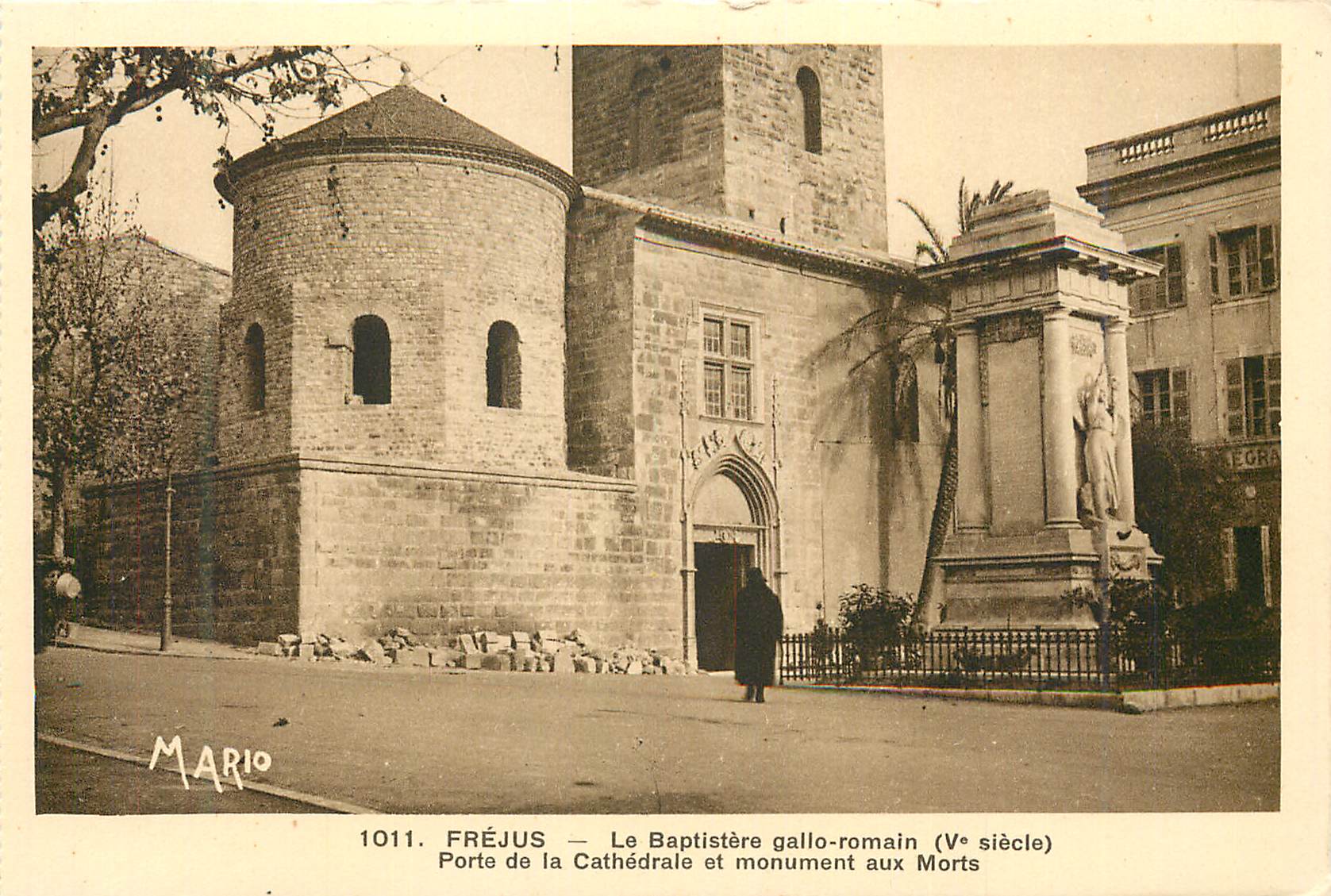 CPA Frejus Le Baptistere gallo romain (Ve siecle) Porte de la Cathedrale et monument aux Morts