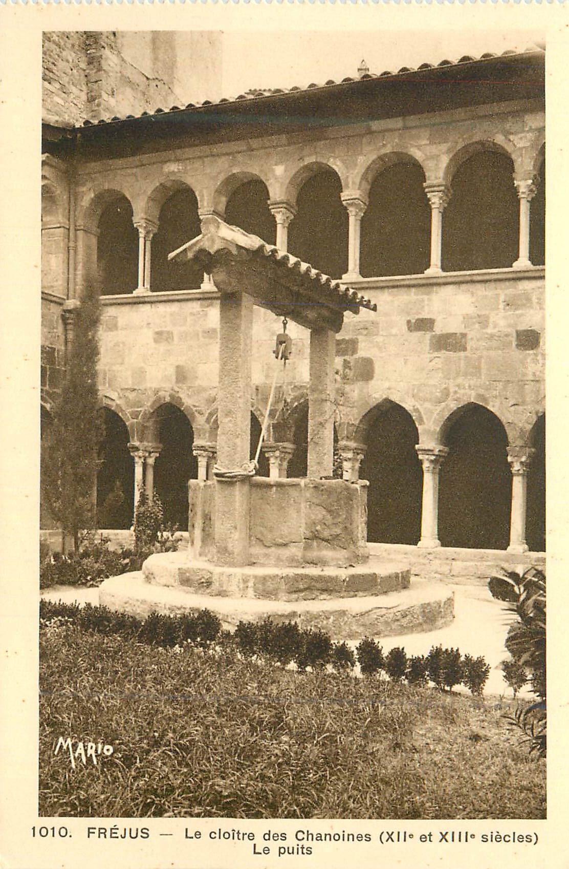 CPA Frejus Le cloitre des Chamoines (XIIe et XIIIe siecles) Le puits