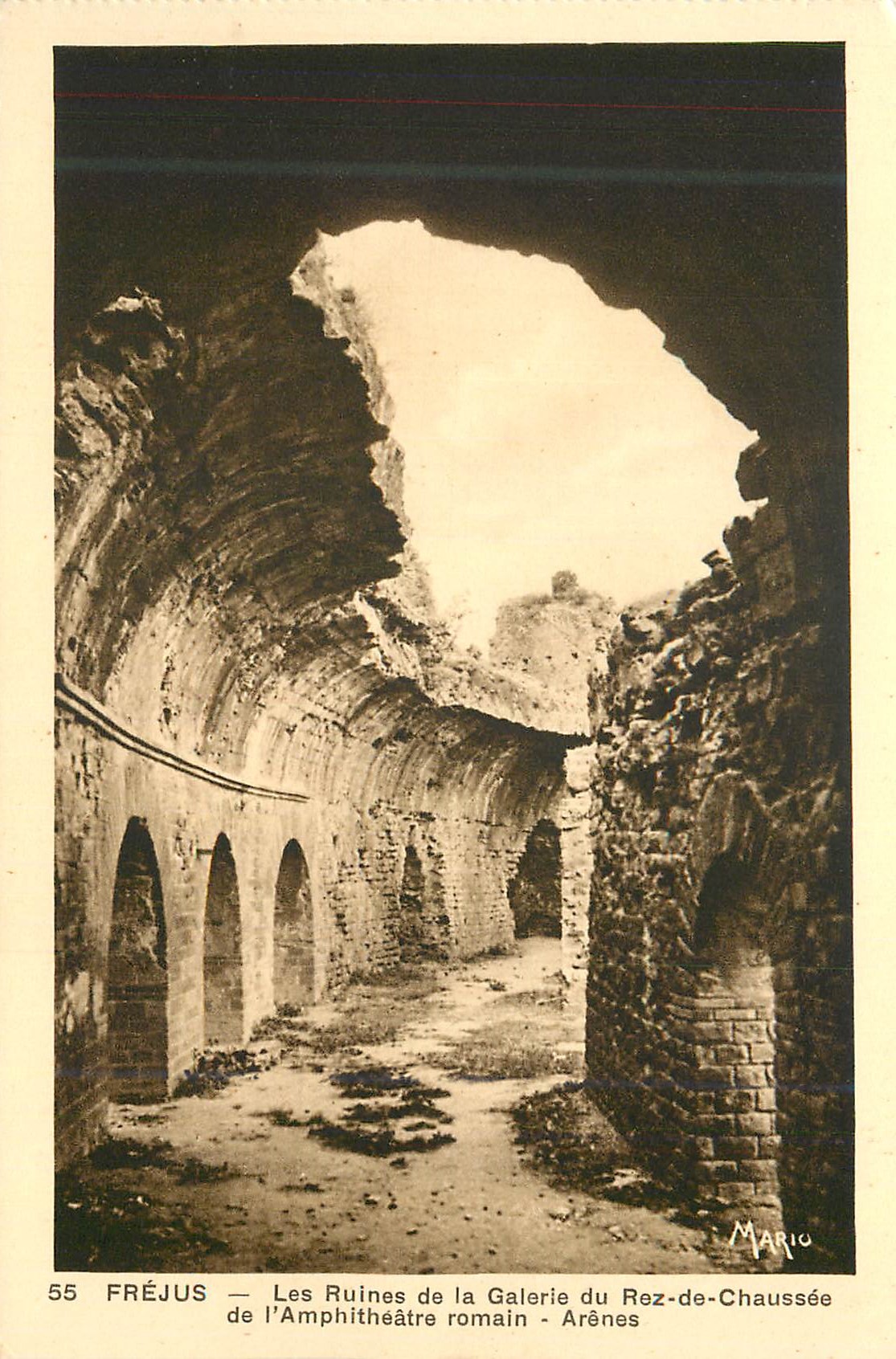 Fréjus — Les Ruines de la Galerie du Rez-de-Chaussée de l'Amphithéâtre romain - Arènes — Mario