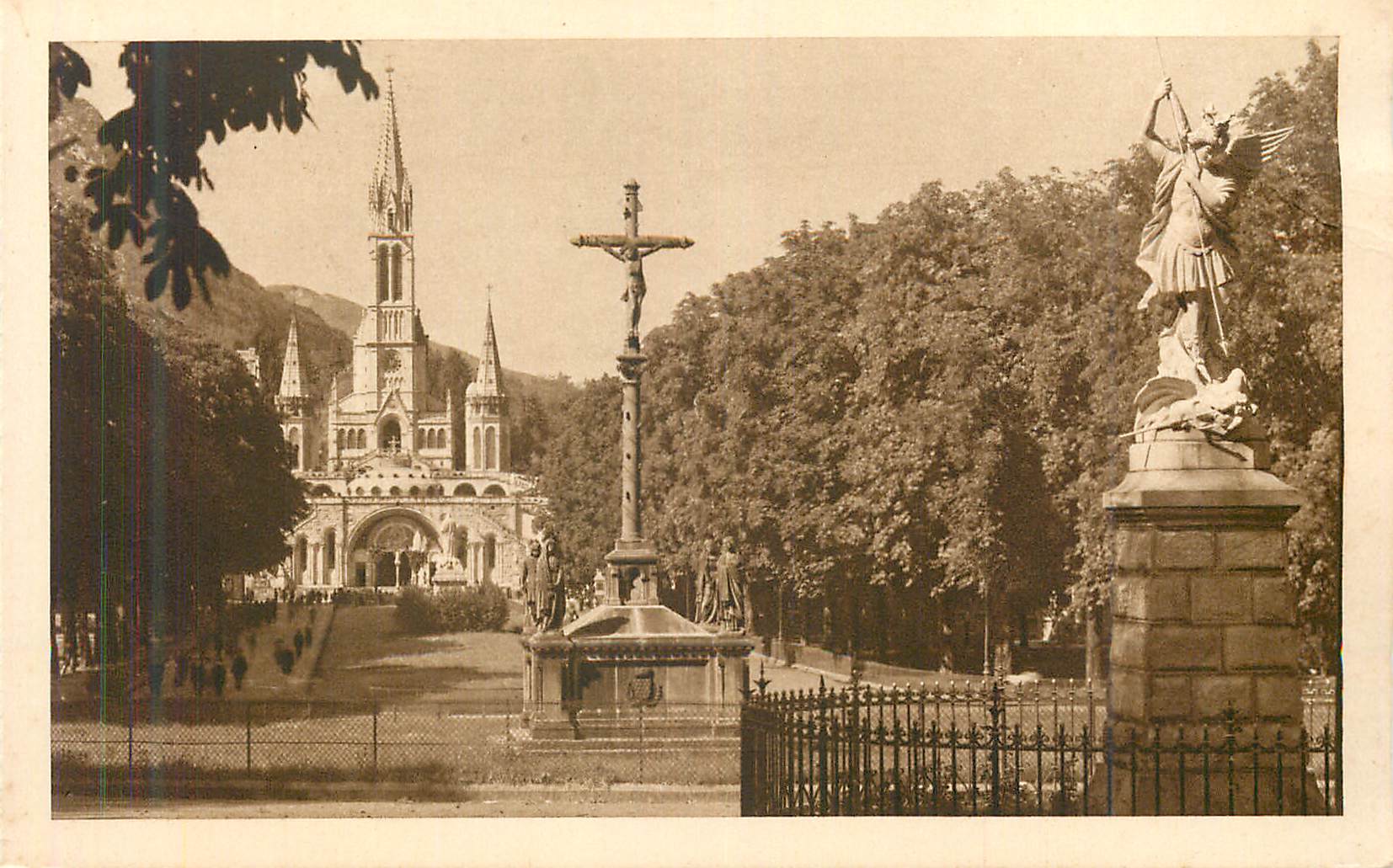 CPA Lourdes La Basilica et l'Esplanade
