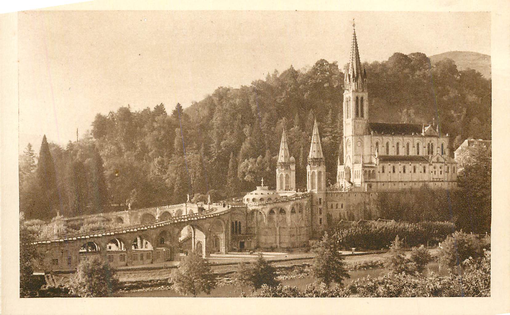 CPA Lourdes La Basilique vue laterale