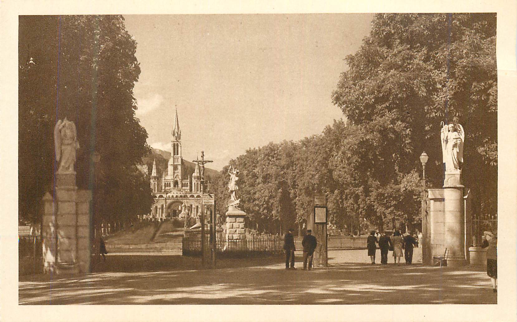 CPA Lourdes L'entree des Sanctuaires