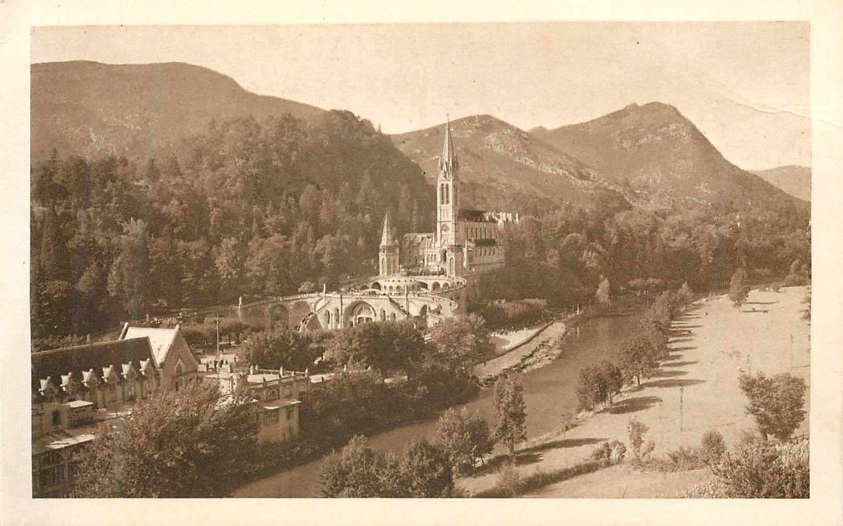 CPA Lourdes La Basilique et la Gave