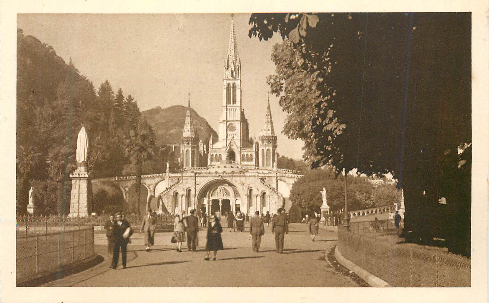 CPA Lourdes La Basilique et le Parvis