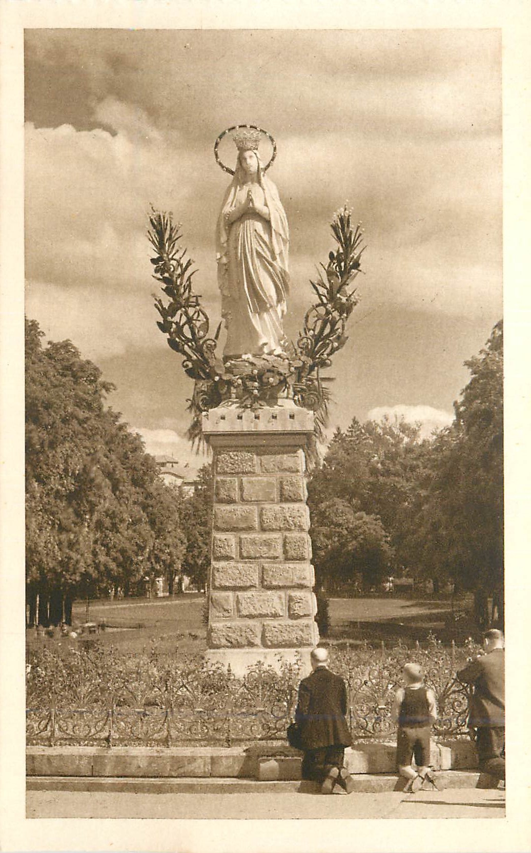 CPA Lourdes La Vierge Couronnee