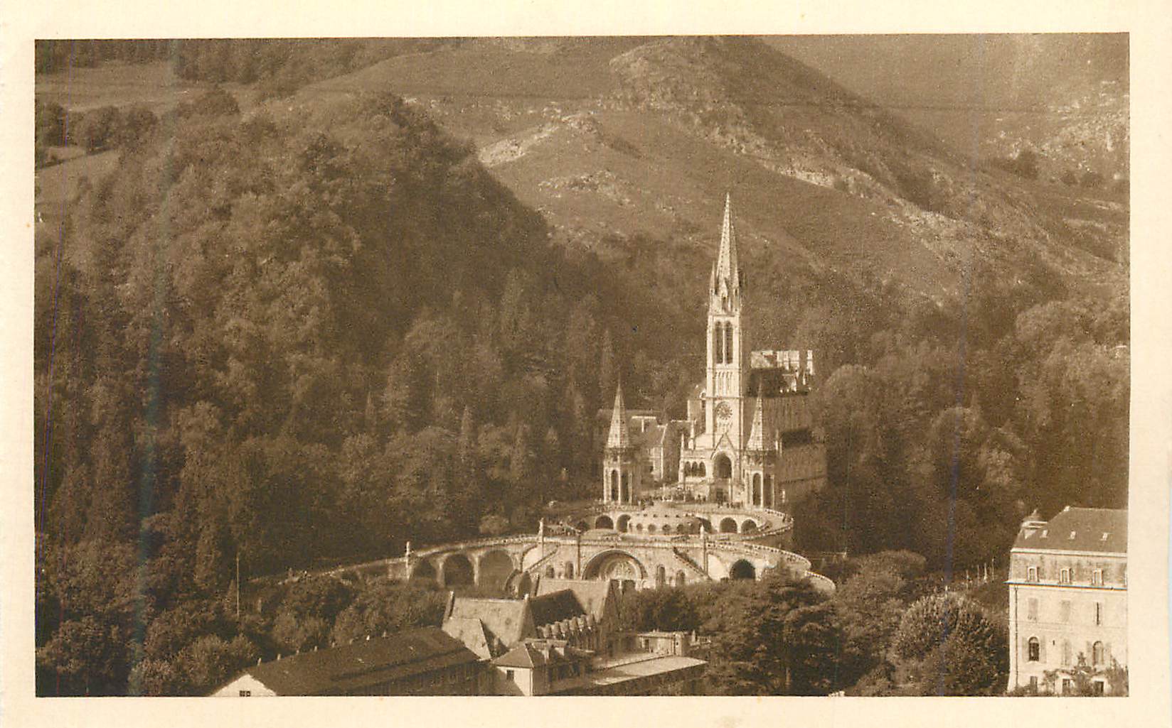 CPA Lourdes La Basilique vue plongeante