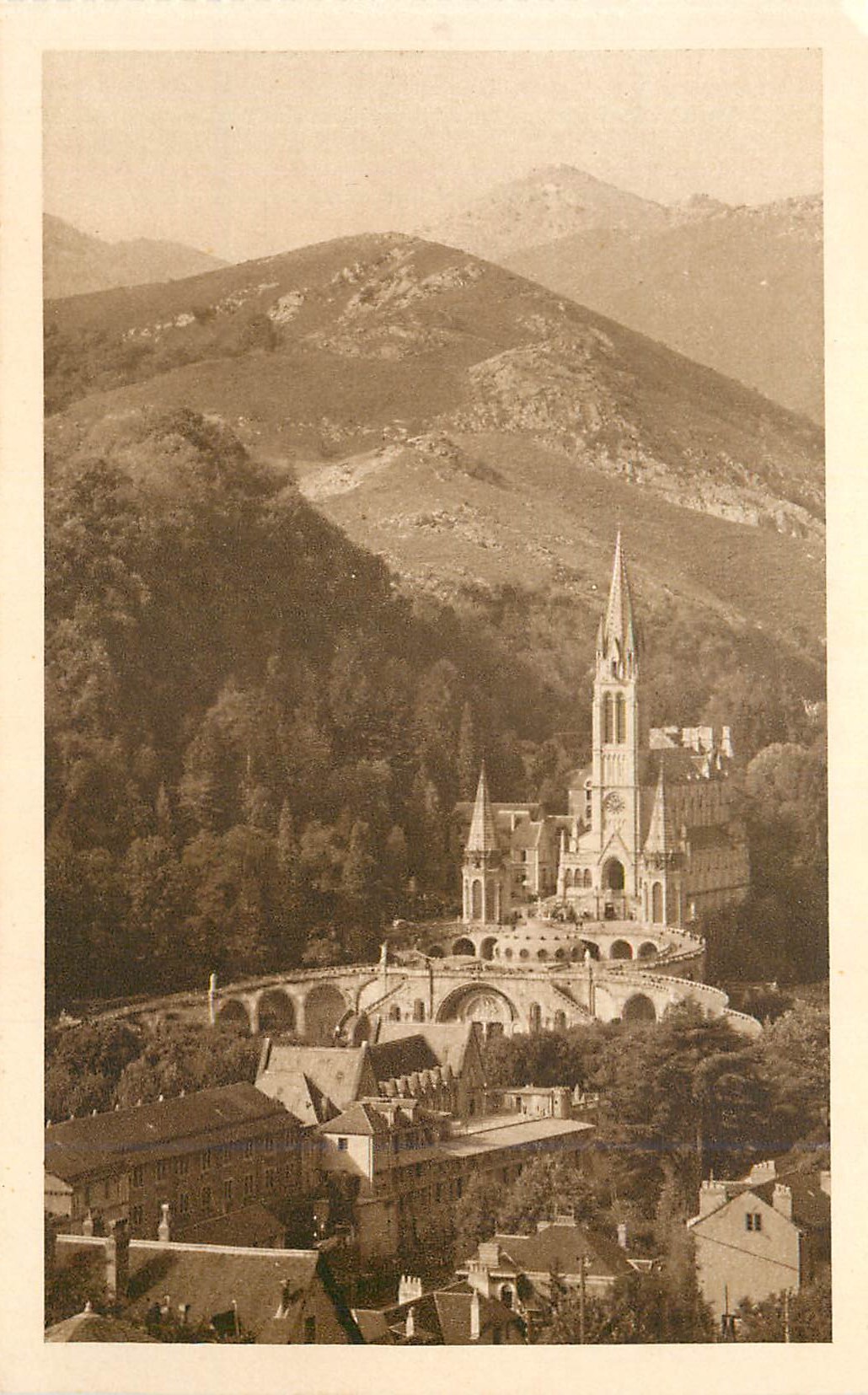 CPA Lourdes La Basilique et la Montagne du Calvaire