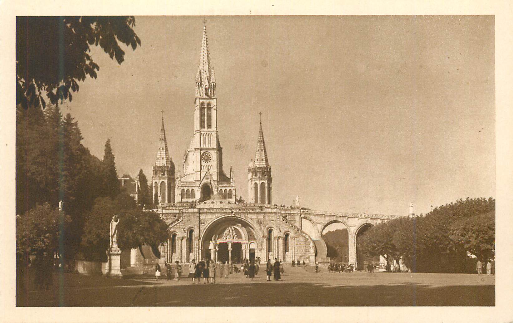 CPA Lourdes La Basilique et le Parvis