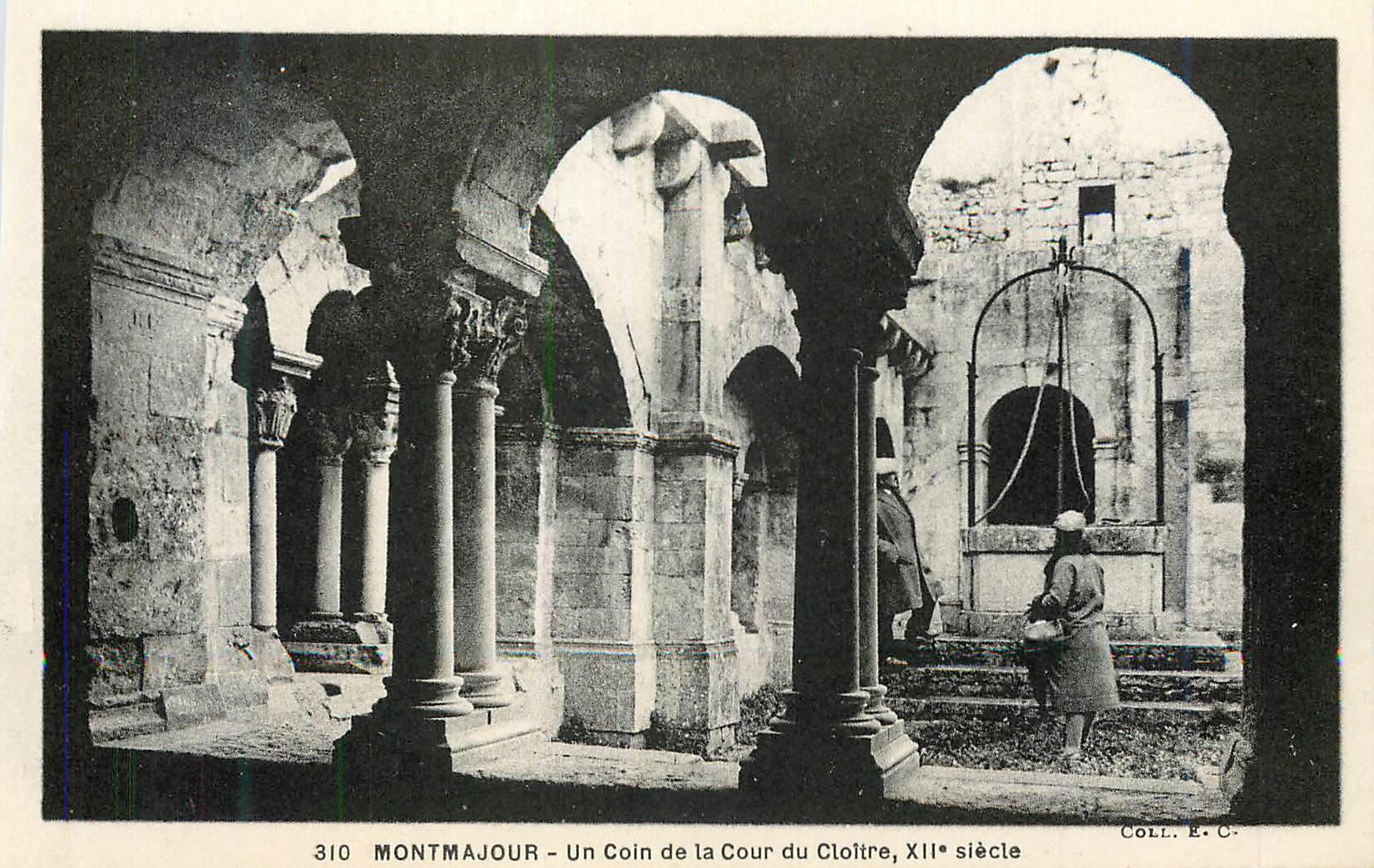 CPA Montmajour Un Coin de la Cour du Cloitre XIIe siecle