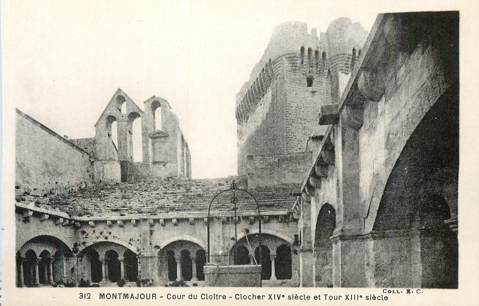 Montmajour - Cour du Cloître - Clocher XIVe siècle et Tour XIIIe siècle — Coll. E.C. n° 312