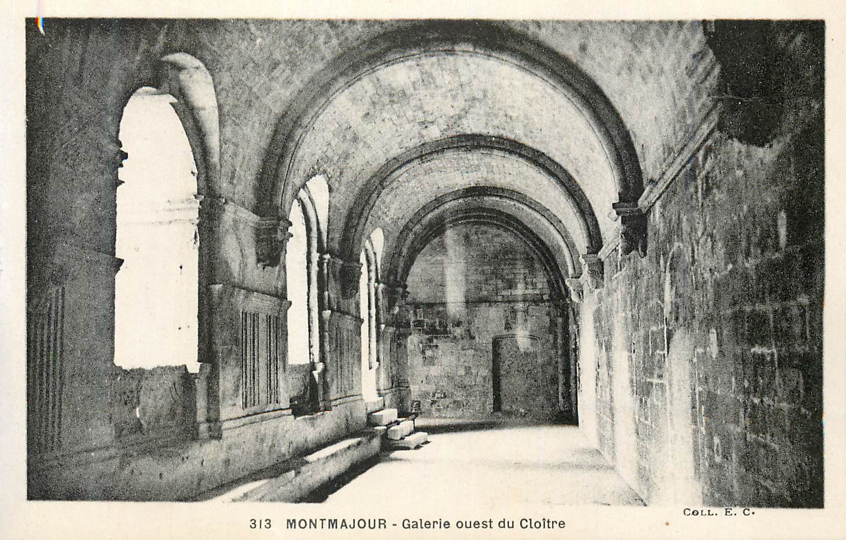 Montmajour - Galerie ouest du Cloître — Coll. E. C.