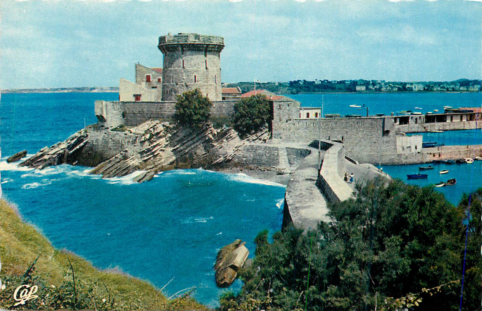 Tour de la Garoupe — Port de Saint-Pierre — Célé