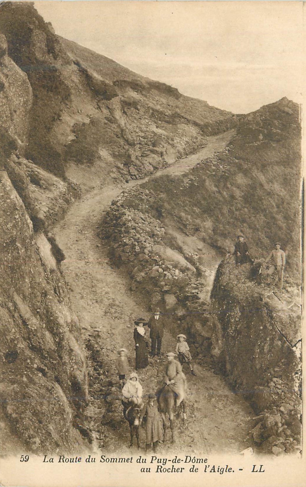 CPA La Route du Sommet du Puy de Dome au Rocher de l'Aigle Ane Donkey