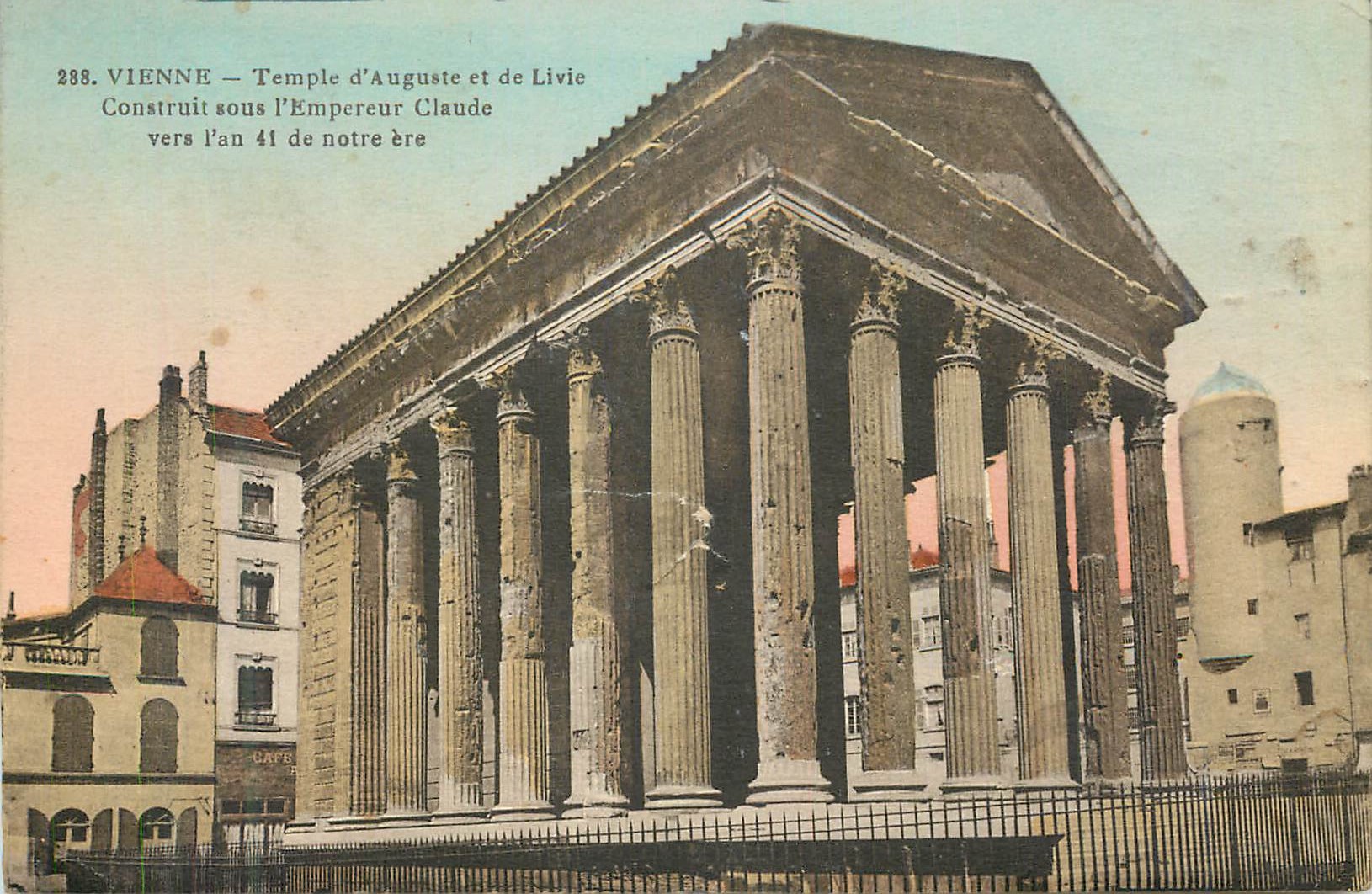 CPA Vienne Temple d'Auguste et de Livie Construit sous l'Empereur Claude vers l'an 41 de notre ere