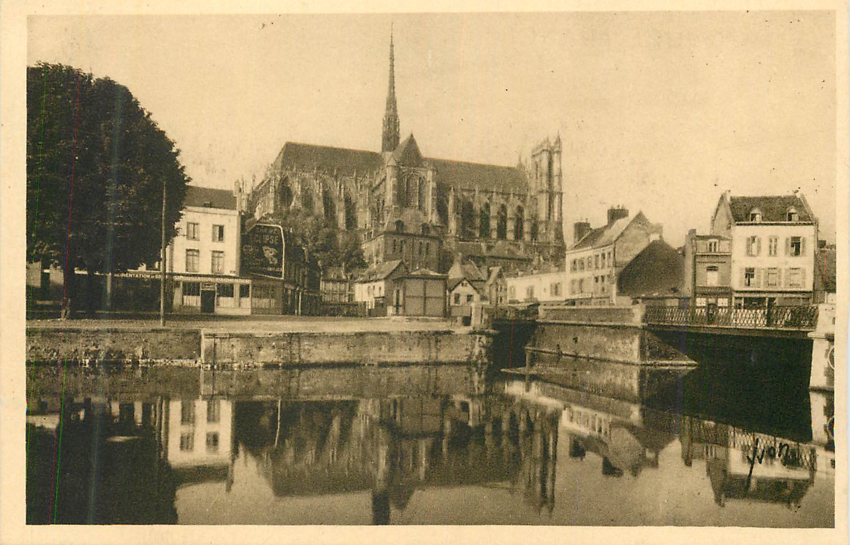 Église Saint-Étienne — vue sur la rivière — éditeur non identifié
