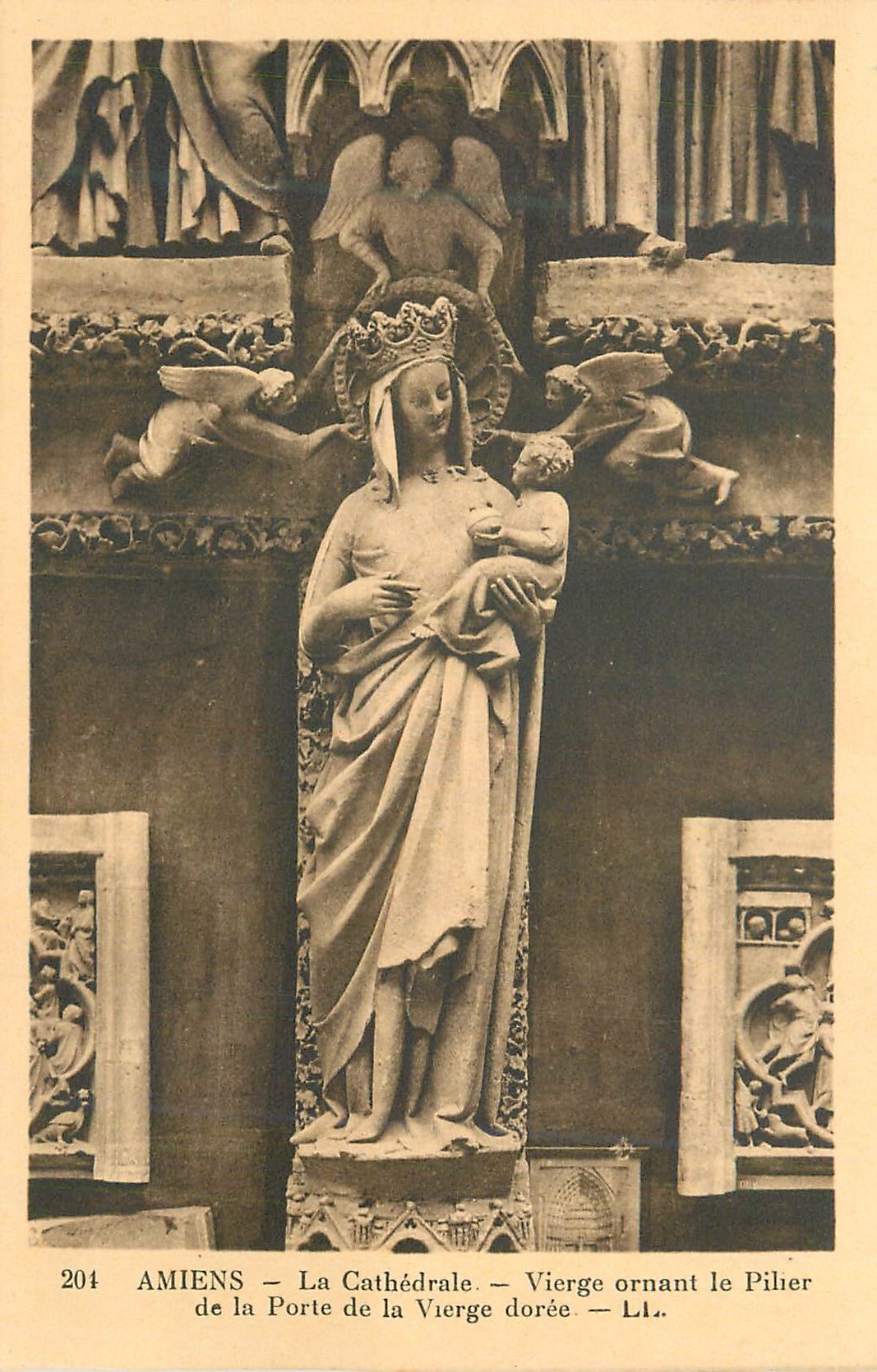 CPA Amiens La Cathedrale Vierge ornant le Pilier de la Porte de la Vierge doree