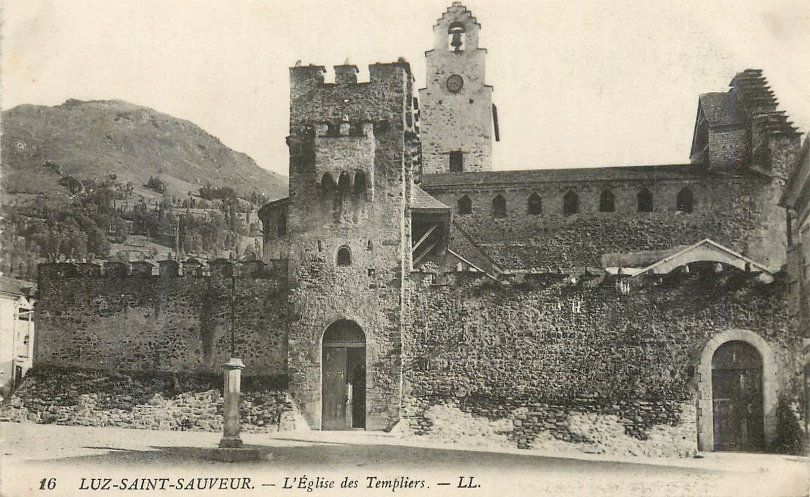 CPA Luz Saint Sauveur L'Eglise des Templiers