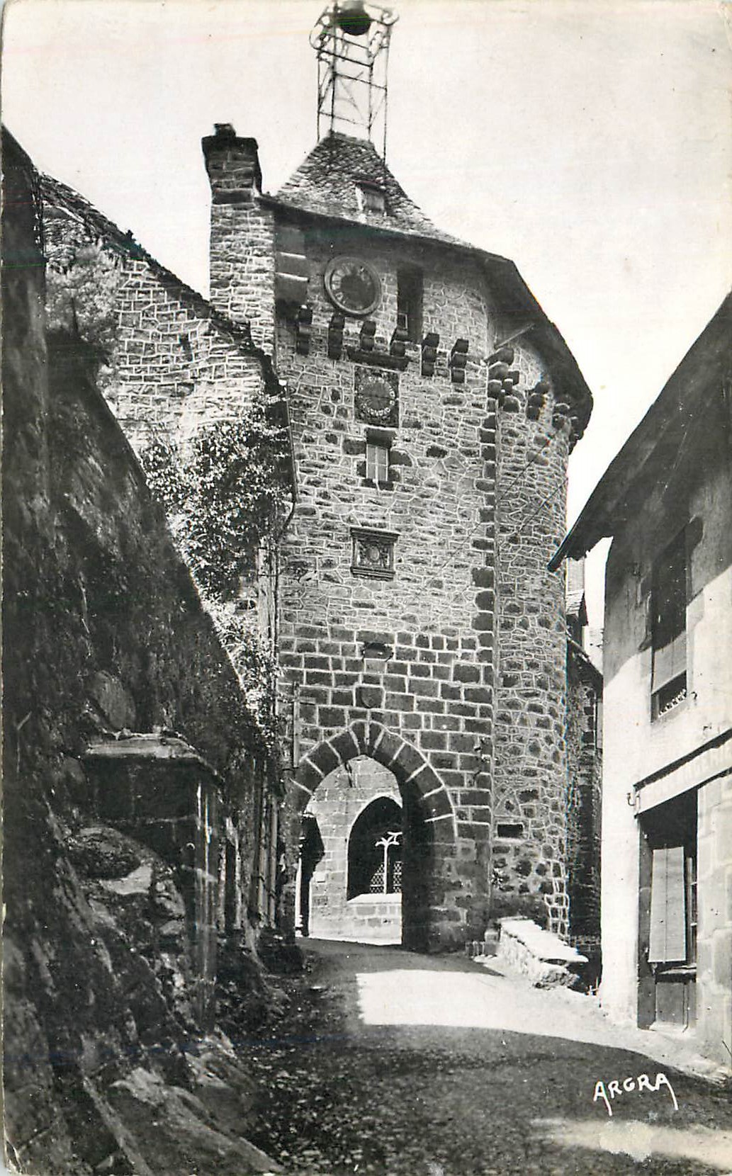 CPM Salers (Cantal) La Tour du Beffroi
