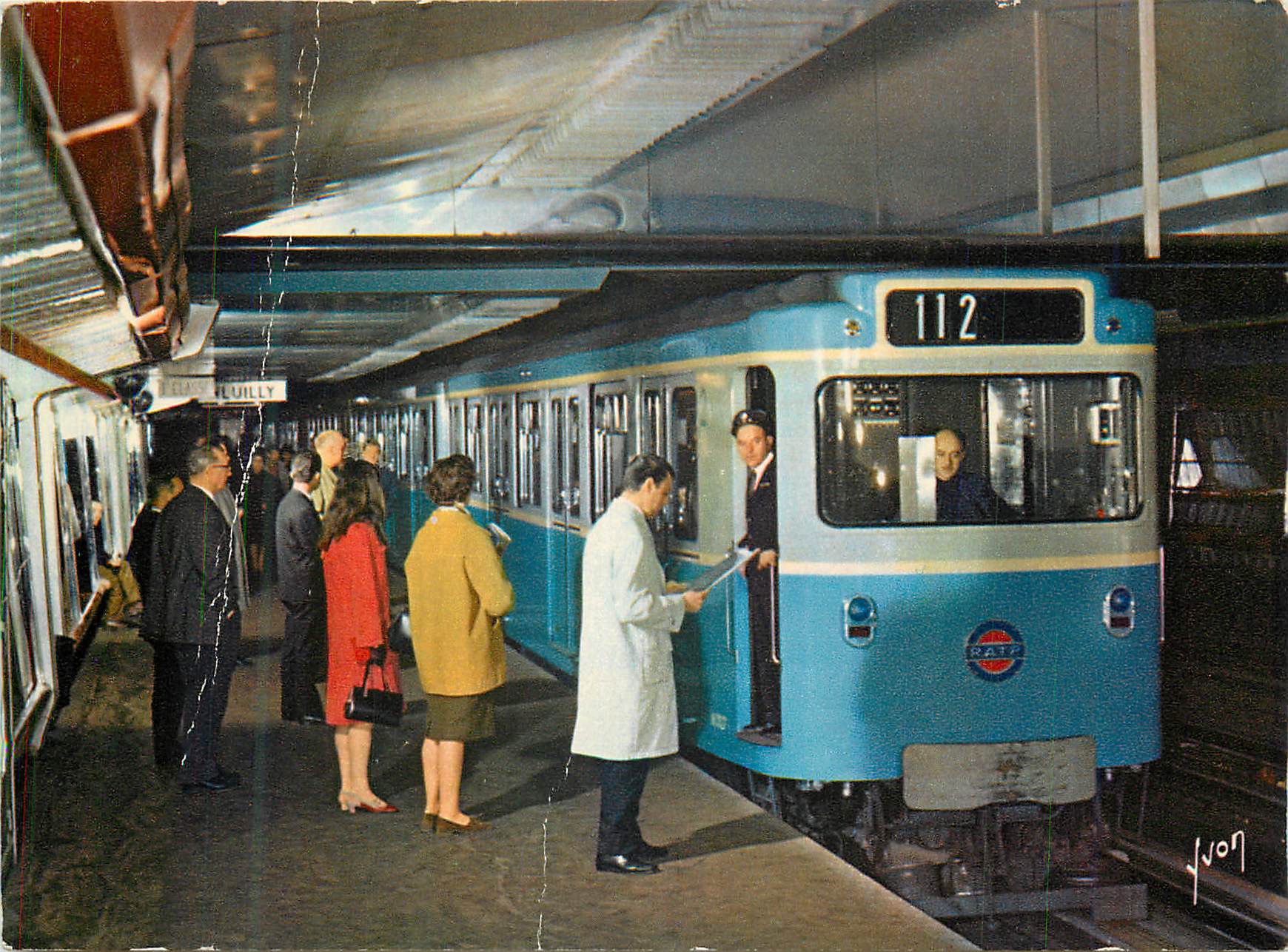 CPM Paris Le Metro Rame sur pneumatiques en station Couleurs et Lumiere de France