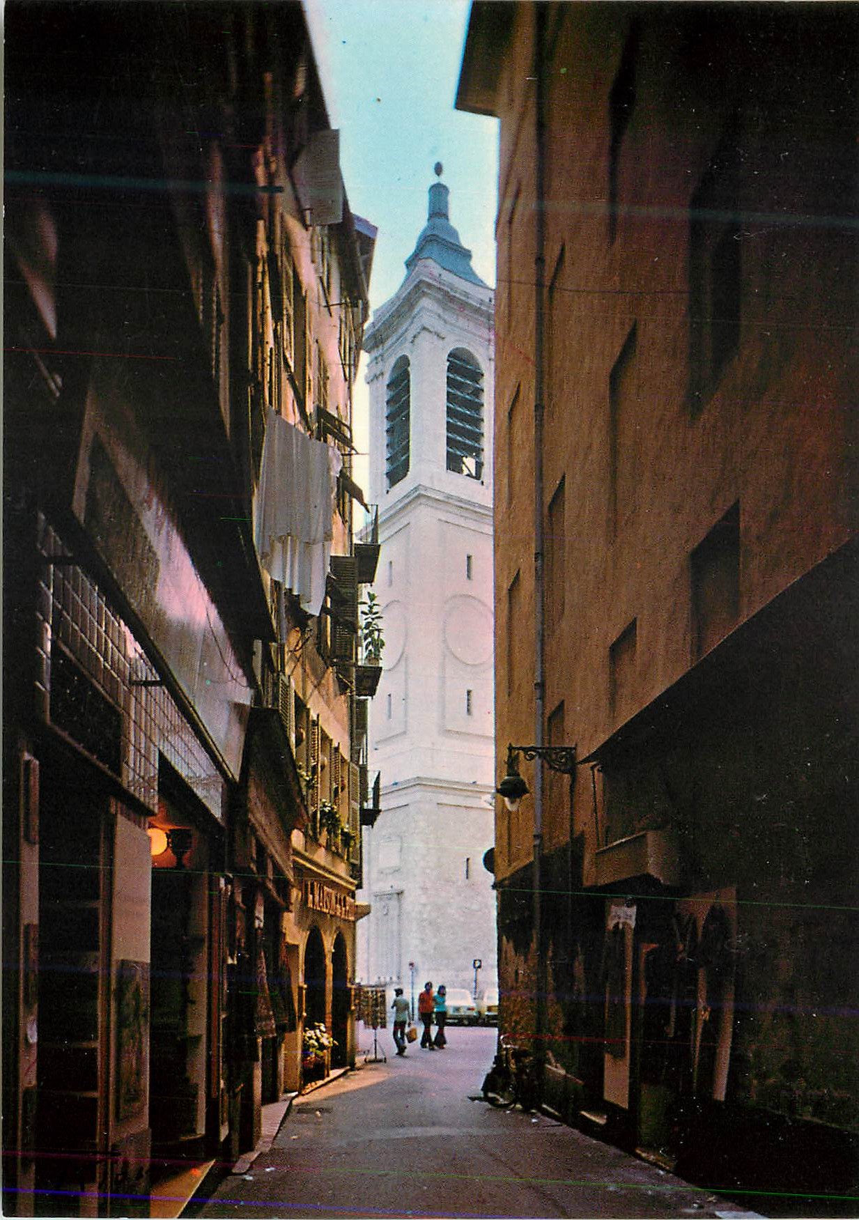 CPM Nice Rue pittoresque dans la vieille ville Le clocher de la Cathedrale Ste Reparate